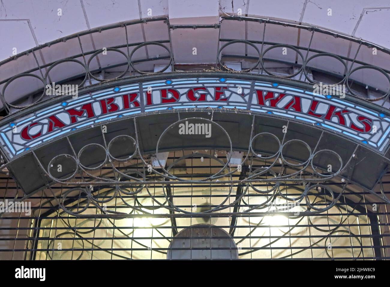 Shopping a Cambridge Walks, vetrate, a 1 Cambridge Walks, Southport, Lancs, Inghilterra, Regno Unito, PR8 1EN Foto Stock