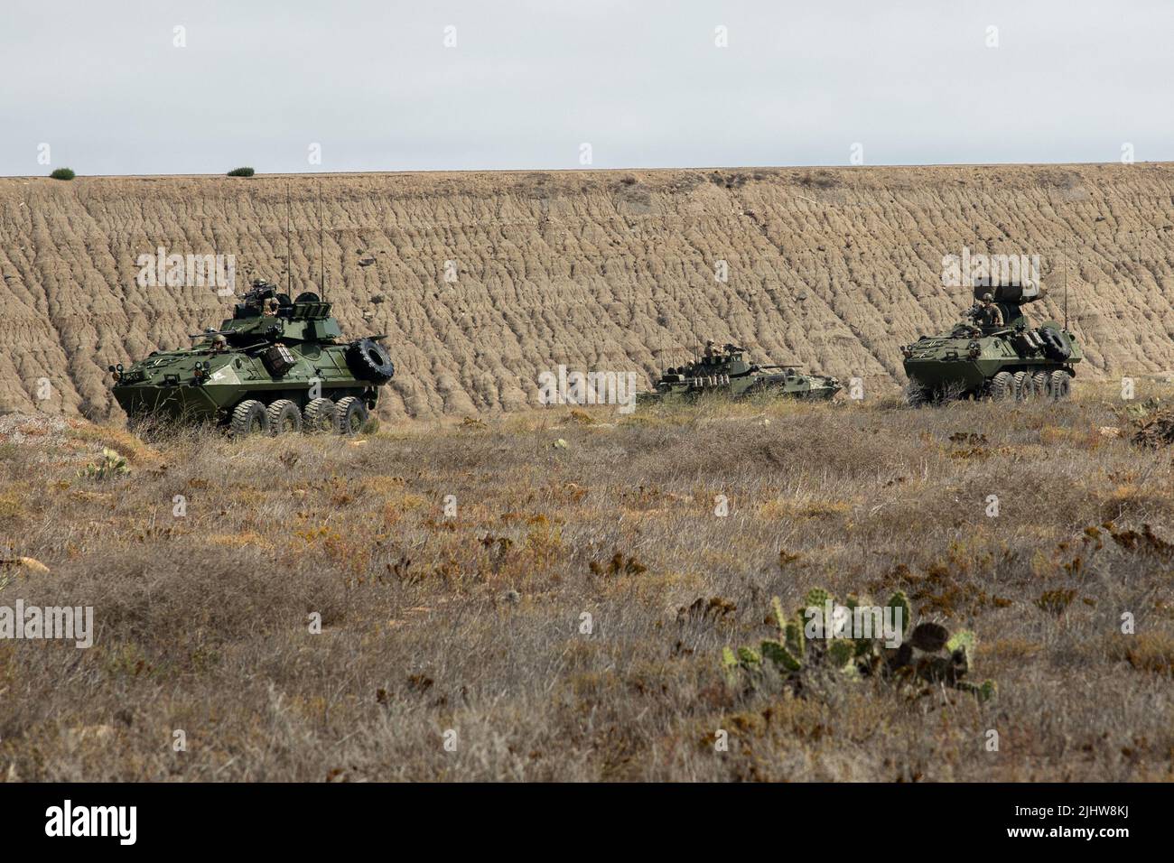 ISOLA DI SAN CLEMENTE, California (9 luglio 2022) - Marines USA con Light Armored Reconnaissance Company, Battalion Landing Team 2/4, 13th Marine Expeditionary Unit (MEU), pattuglia in veicoli blindati durante un recupero tattico di superficie di aerei e personale esercizio 9 luglio. Il MEU 13th è attualmente imbarcato a bordo dell'Anchorage, svolgendo operazioni di routine nella flotta USA 3rd. (STATI UNITI Foto del corpo marino di CPL. Austin Gillam) Foto Stock