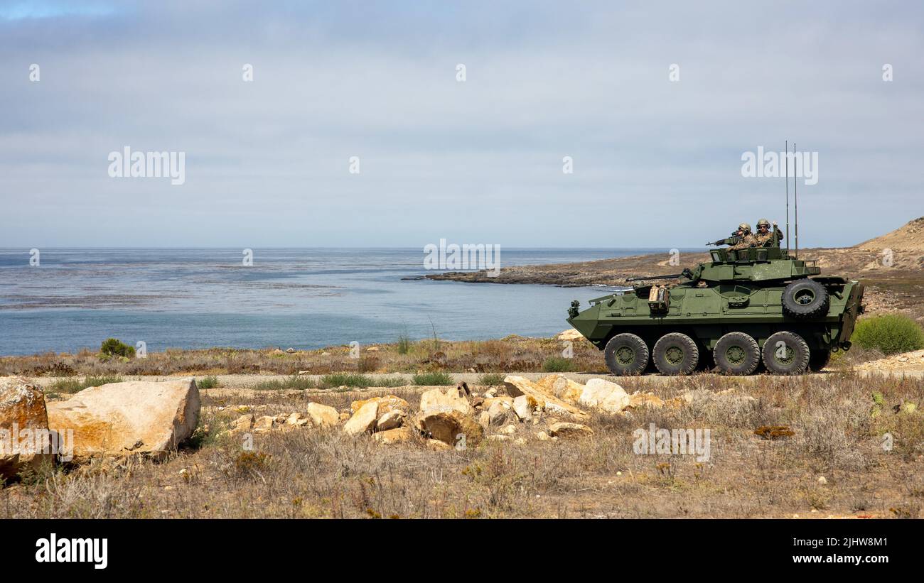 ISOLA DI SAN CLEMENTE, California (9 luglio 2022) - Marines USA con Light Armored Reconnaissance Company, Battalion Landing Team 2/4, 13th Marine Expeditionary Unit (MEU), pattuglia in un veicolo blindato durante un recupero tattico di superficie di aerei e personale esercizio 9 luglio. Il MEU 13th è attualmente imbarcato a bordo dell'Anchorage, svolgendo operazioni di routine nella flotta USA 3rd. (STATI UNITI Foto del corpo marino di CPL. Austin Gillam) Foto Stock