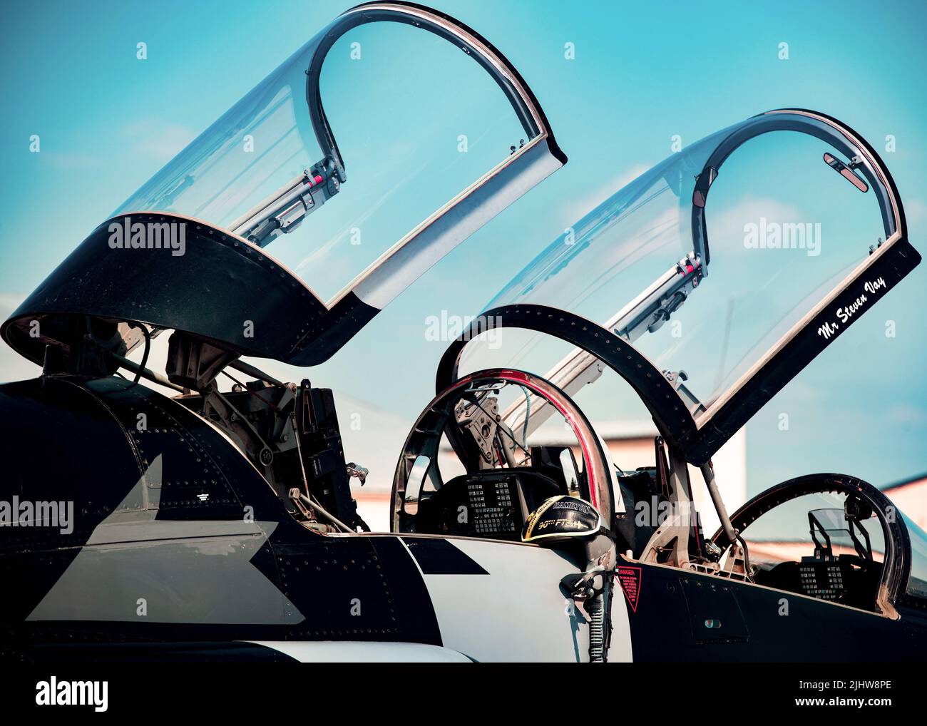 80th Flying Training Wing Airmen dalla base aerea Sheppard ha atterrato il loro T-38 Talon alla base aerea di Minot per fare rifornimento prima di decollare di nuovo per volare al Cold Lake Airshow in Canada il 14 luglio 2022, a Minot AFB, North Dakota. Il 80 FTW è l'unico programma di addestramento pilota gestito e gestito a livello internazionale, con il programma di addestramento pilota congiunto Euro-NATO Jet che offre più di 7.500 piloti di combattimento addestrati agli alleati della NATO nei suoi 37 anni di esistenza. (STATI UNITI Foto Air Force di Senior Airman Michael A. Richmond) Foto Stock