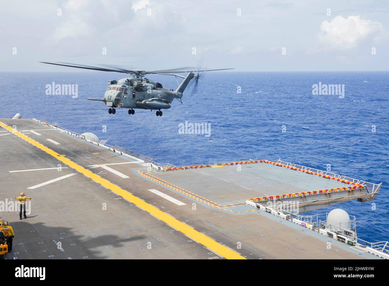 220718-N-CM110-1035 OCEANO PACIFICO (18 luglio 2022) – un aereo CH-53 Sea Stallion assegnato a Marine Medium Tiltrotor Squadron (VMM) 262 (rinforzato) si prepara a sbarcare a bordo della nave da assalto anfibio USS Tripoli (LHA 7), 18 luglio 2022. Tripoli opera nell'area operativa della flotta USA 7th per migliorare l'interoperabilità con alleati e partner e servire come forza di risposta pronta a difendere la pace e mantenere la stabilità nella regione Indo-Pacific. (STATI UNITI Foto Navy di Mass Communication Specialist 3rd Classe Maci Sternod) Foto Stock