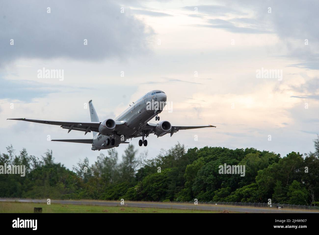 220709-N-CR843-0490 KOROR, PALAU (9 luglio 2022) Un P-8A Poseidon aereo assegnato a “le Tigri combattenti” di Patrol Squadron (VP) 8 decola dall'aeroporto internazionale di Roman Tmetuchl, Palau, su un volo di missione sulle acque internazionali sopra Micronesia, luglio 09. VP-8 è attualmente distribuito a NAF Misawa, Giappone che conduce le operazioni di pattugliamento marittimo e ricognizione e di copertura teatrale all'interno della flotta USA 7th (C7F) area di operazioni a sostegno degli obiettivi di comando Commander, Task Force 72, C7F e Stati Uniti Indo-Pacific in tutta la regione. (STATI UNITI Foto Navy di Mass Communication Specialist Foto Stock