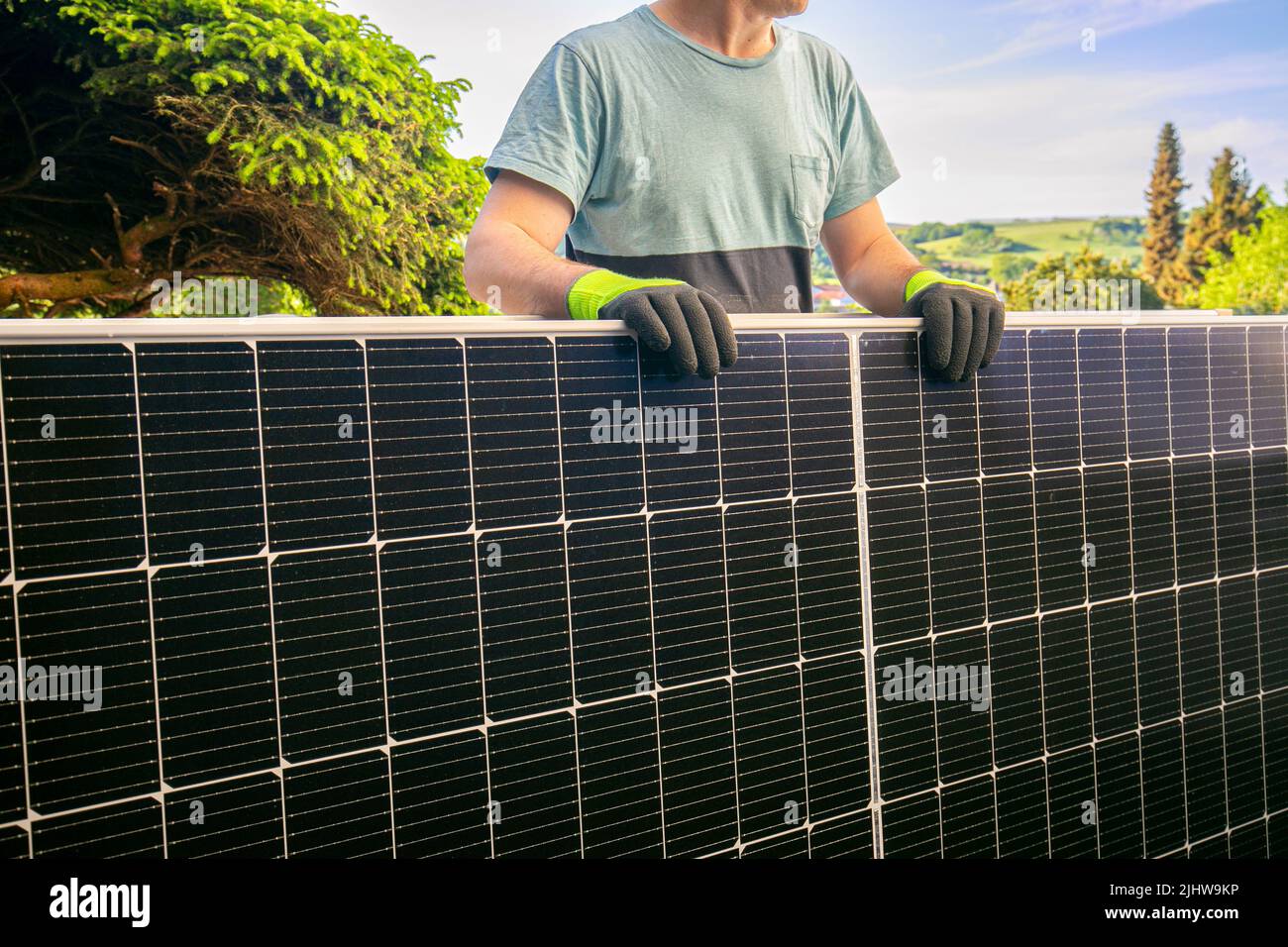 Pannello solare nelle mani di un worker.Solar power Technology.Smart consumo e risparmio energetico. Montaggio e installazione di pannelli solari. Energia verde Foto Stock