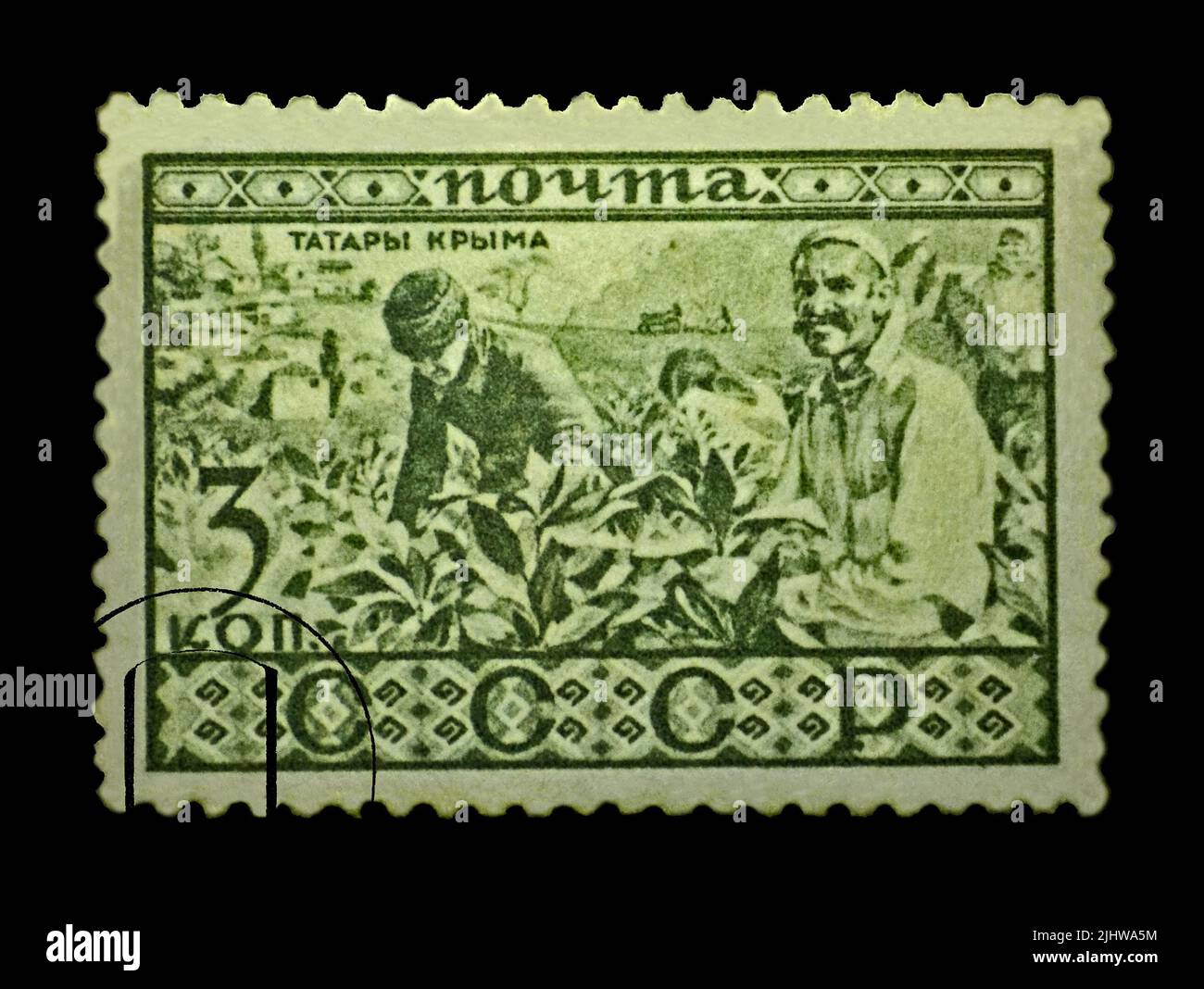 Crimea Tatars - popoli dell'Unione Sovietica. Cancellato francobollo postale retro stampato in URSS, circa 1933. francobollo vintage post isolato su sfondo nero Foto Stock