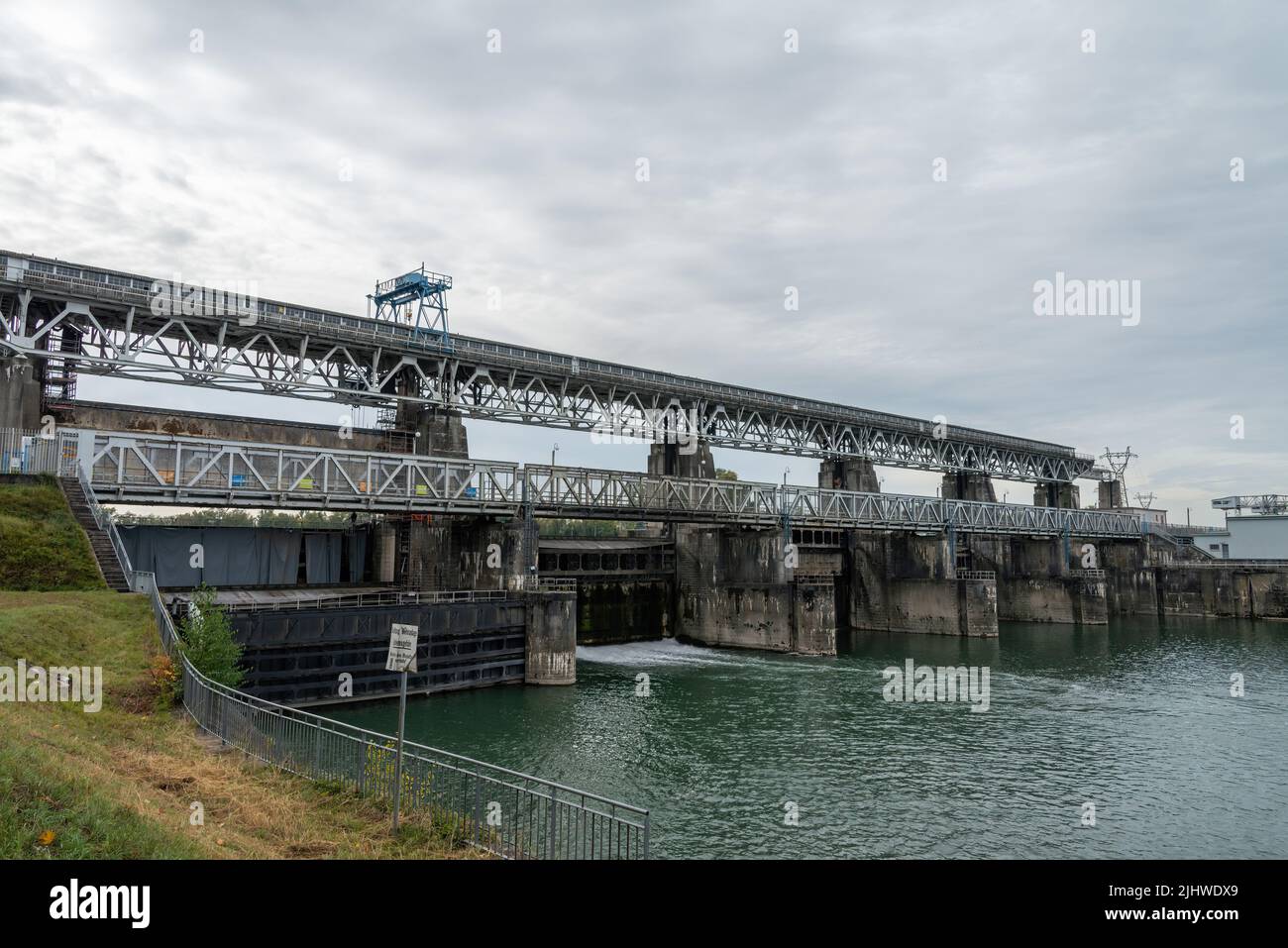Uno stramazzo per controllare il flusso fluviale del Reno a Maerkt, Germania. Foto Stock