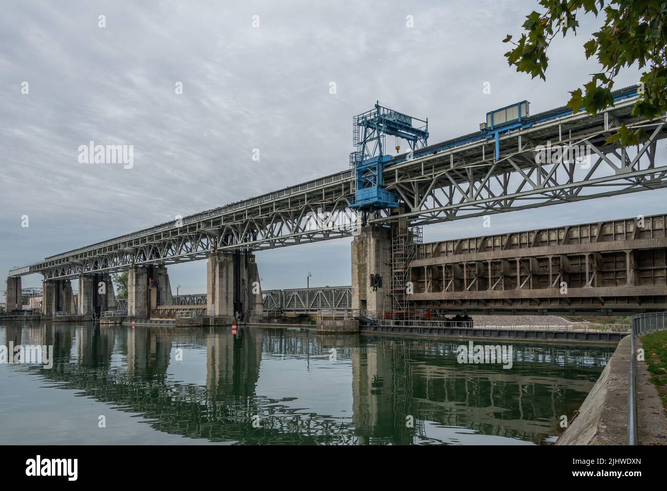 Uno stramazzo per controllare il flusso fluviale del Reno a Maerkt, Germania. Foto Stock