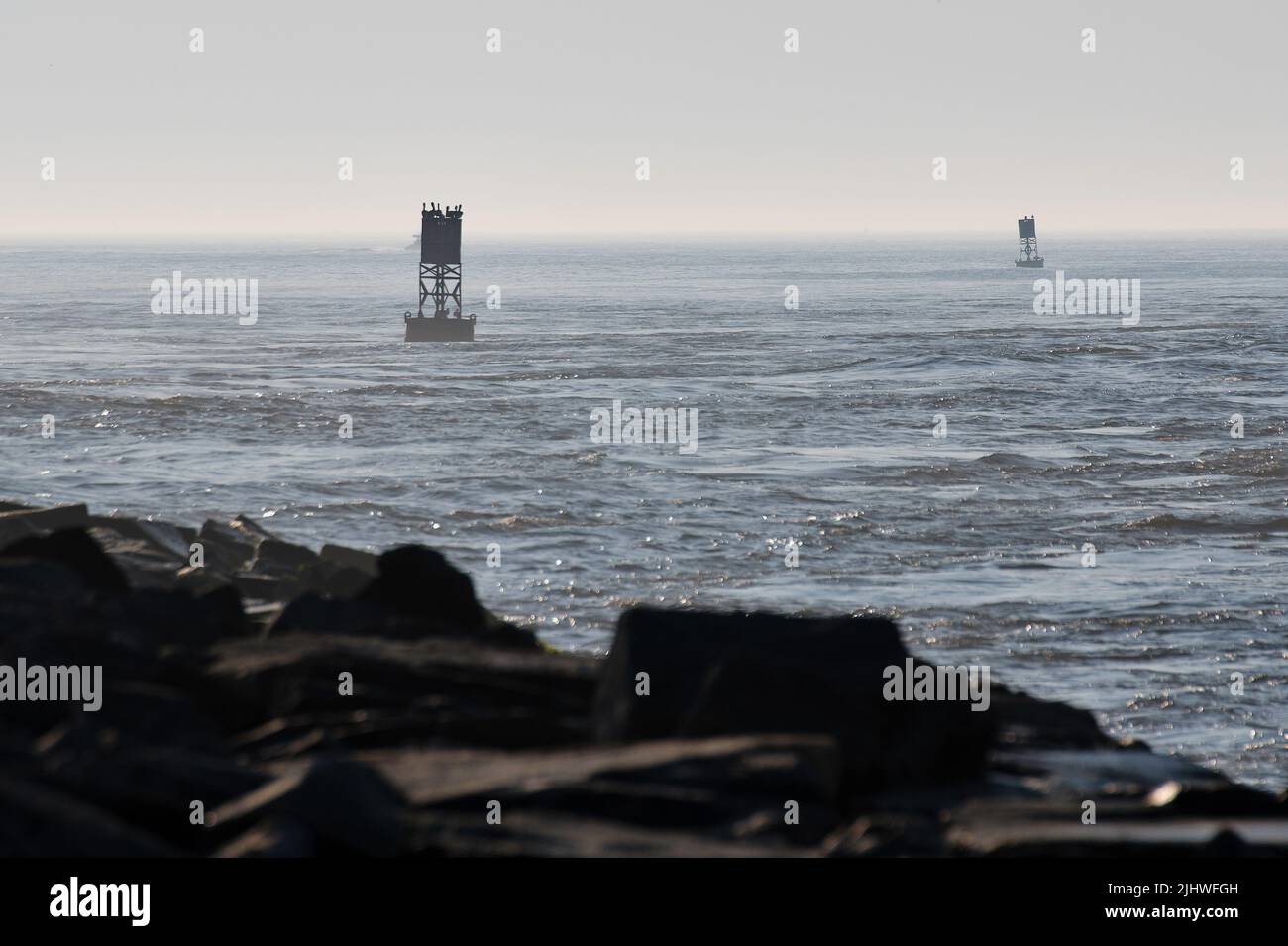 Le boe del canale inondano un'insenatura in una mattinata luminosa e nebbiosa lungo la costa atlantica. Foto Stock