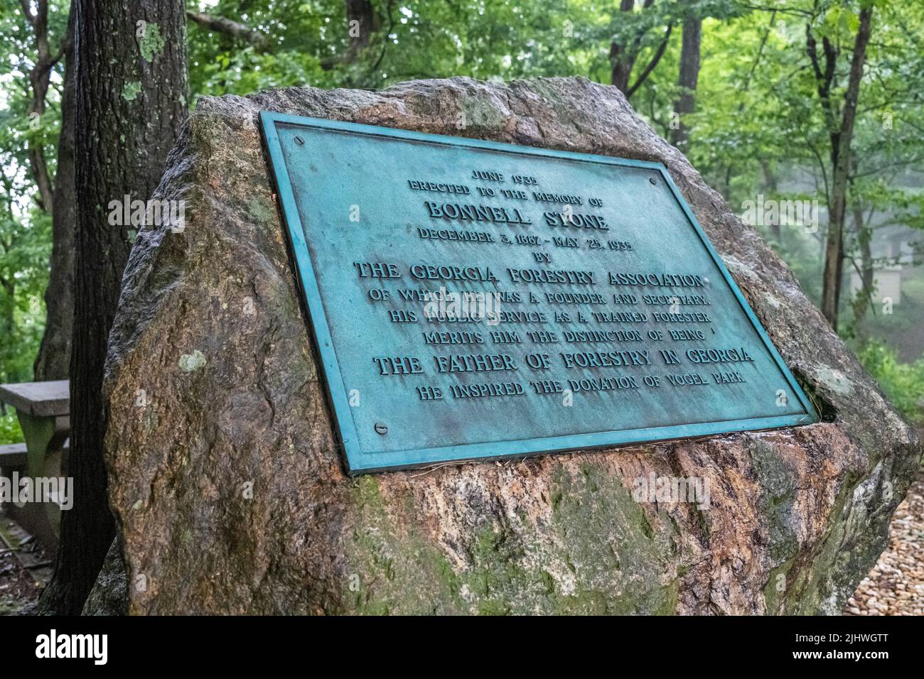 Memoriale lungo l'Appalachian Trail per Bonnell Stone, conosciuto come il Padre della Selvicoltura in Georgia e ispirato la donazione di Vogel Park. Foto Stock