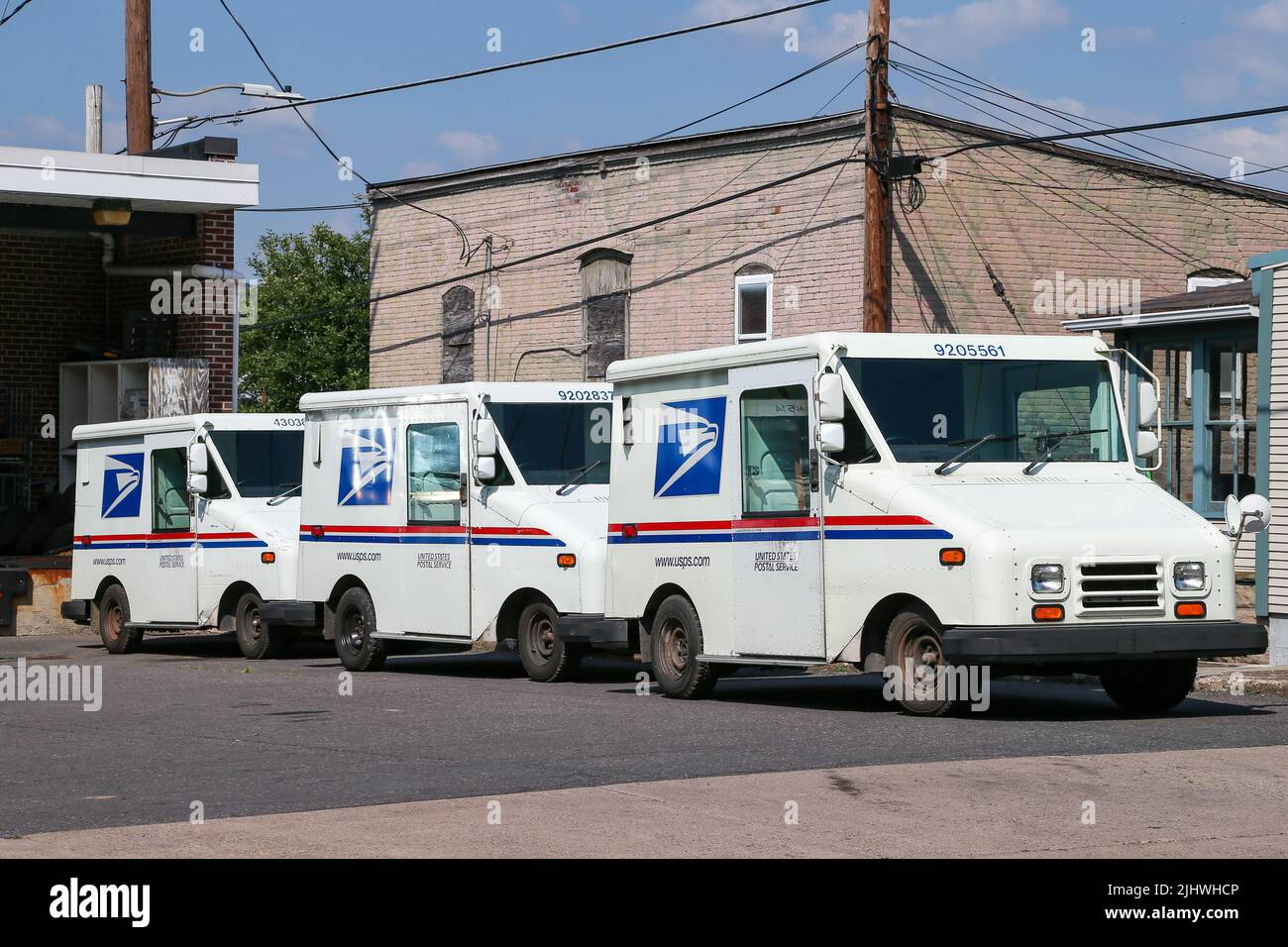 Danville, Stati Uniti. 20th luglio 2022. Tre camion postali USPS (United States Postal Service) sono parcheggiati di fronte all'ufficio postale di Danville. Il 20 luglio, l'USPS ha annunciato che almeno il 40% dei suoi veicoli Next Generation Delivery (NDVS) e COTS (Commercial Off-the-Street) saranno veicoli elettrici a batteria. Credit: SOPA Images Limited/Alamy Live News Foto Stock