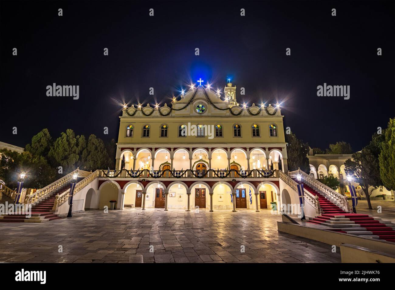 Vista esterna della chiesa di Panagia Megalochari o della Vergine Maria nell'isola di Tinos illuminata di notte. È il santo patrono di Tinos e considerato come Foto Stock