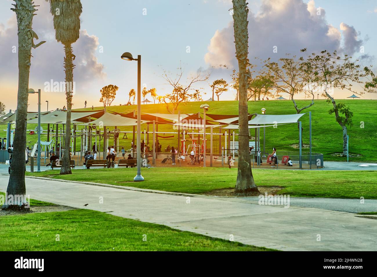 Tel Aviv, Israele - 3 giugno 2022: Parco a Jaffa vicino al mare al tramonto. Foto Stock