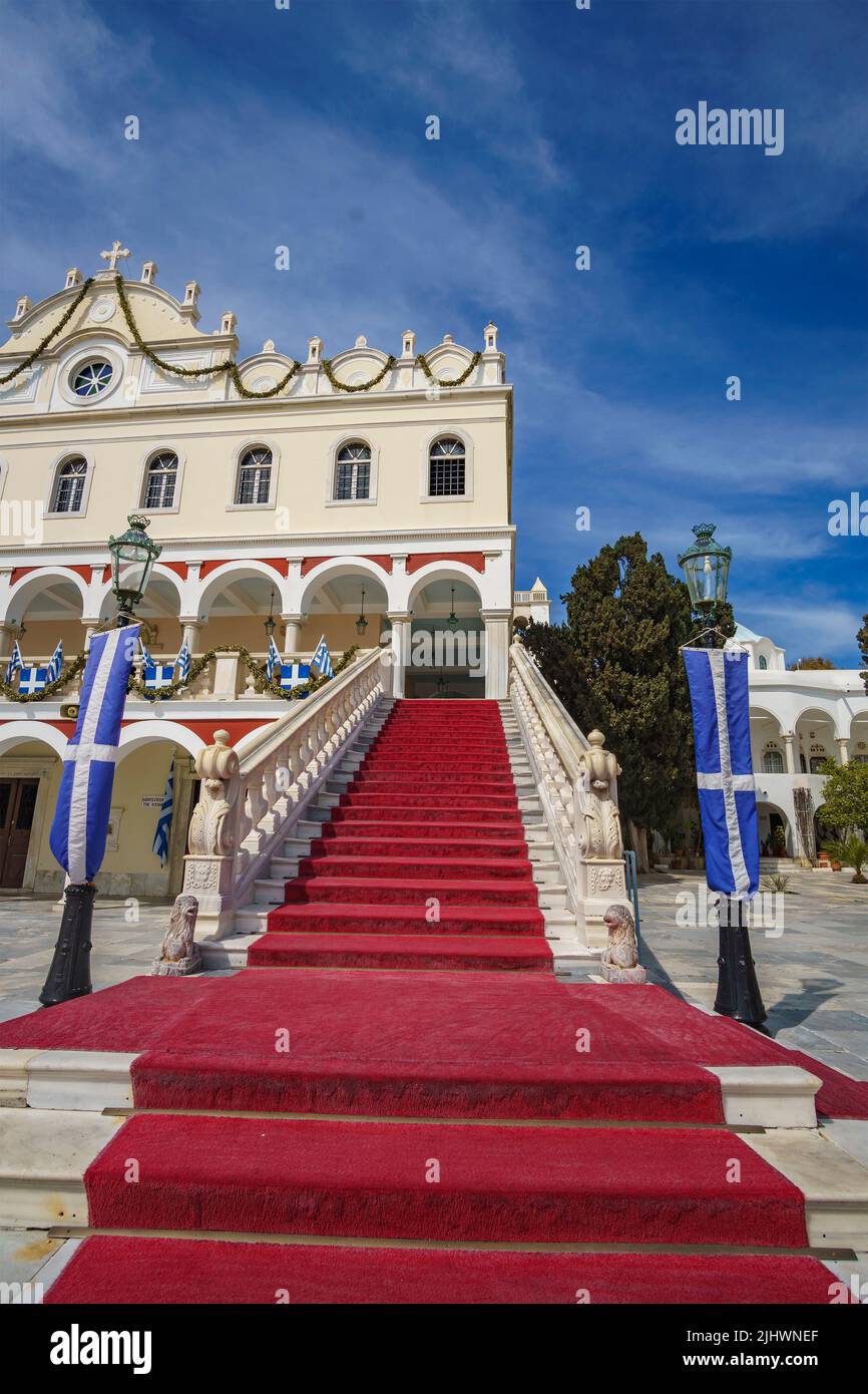 Vista esterna della chiesa della cattedrale di Panagia Megalochari (Vergine Maria) nell'isola di Tinos. È il santo patrono di Tinos e il santo protettore della Grecia Foto Stock