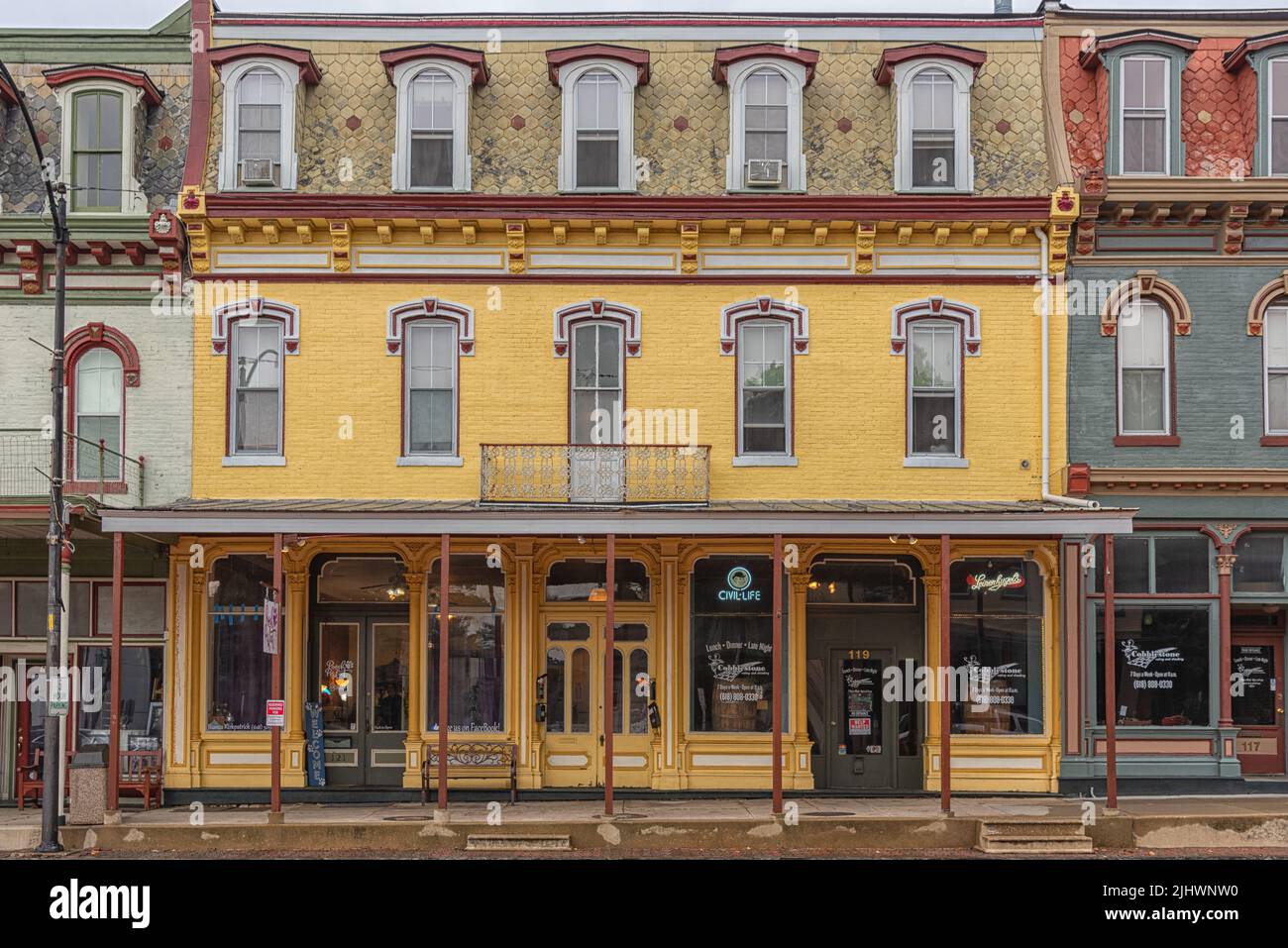 Storico edificio commerciale a tre piani con aziende al primo piano e appartamenti in alto in Libano, St. Clair County, Illinois, Stati Uniti. Foto Stock