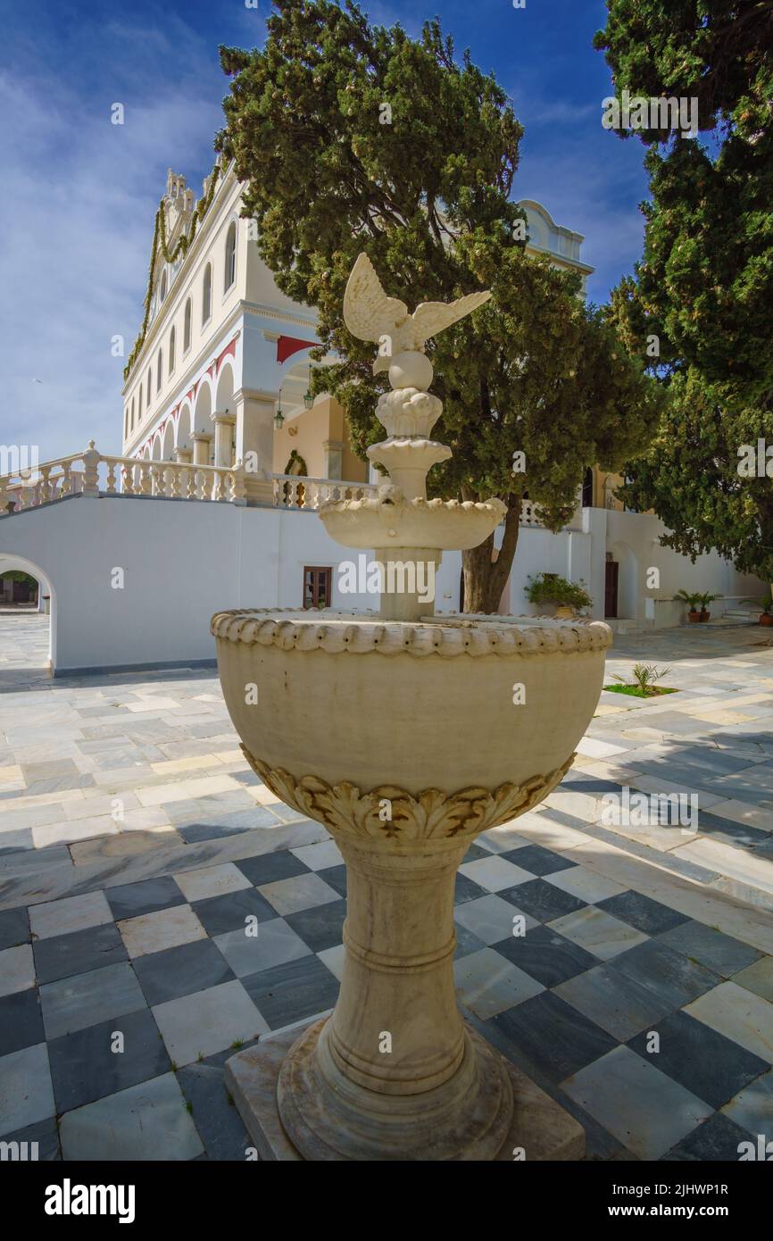 Vista esterna della chiesa della cattedrale di Panagia Megalochari (Vergine Maria) nell'isola di Tinos. È il santo patrono di Tinos e il santo protettore della Grecia Foto Stock