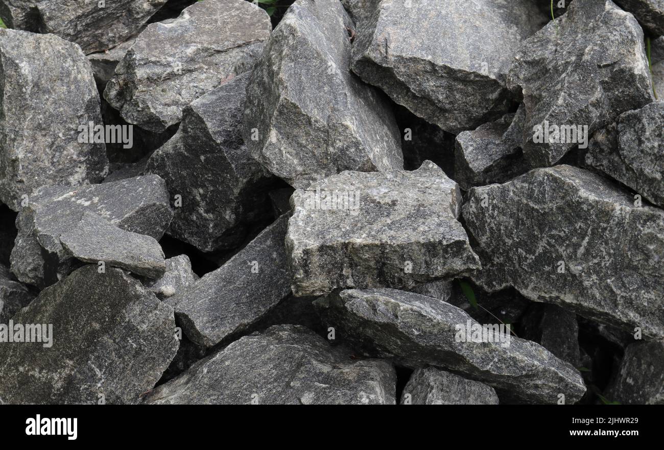 Grandi pezzi di pietra di granito impilano l'un l'altro per vendere l'uso come materiale di costruzione Foto Stock