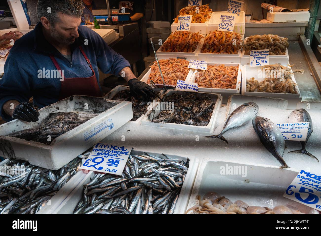 ATENE, GRECIA - 14 MAGGIO 2022: Central Municipal Athens Market situato in Afiinas Street, Grecia Foto Stock