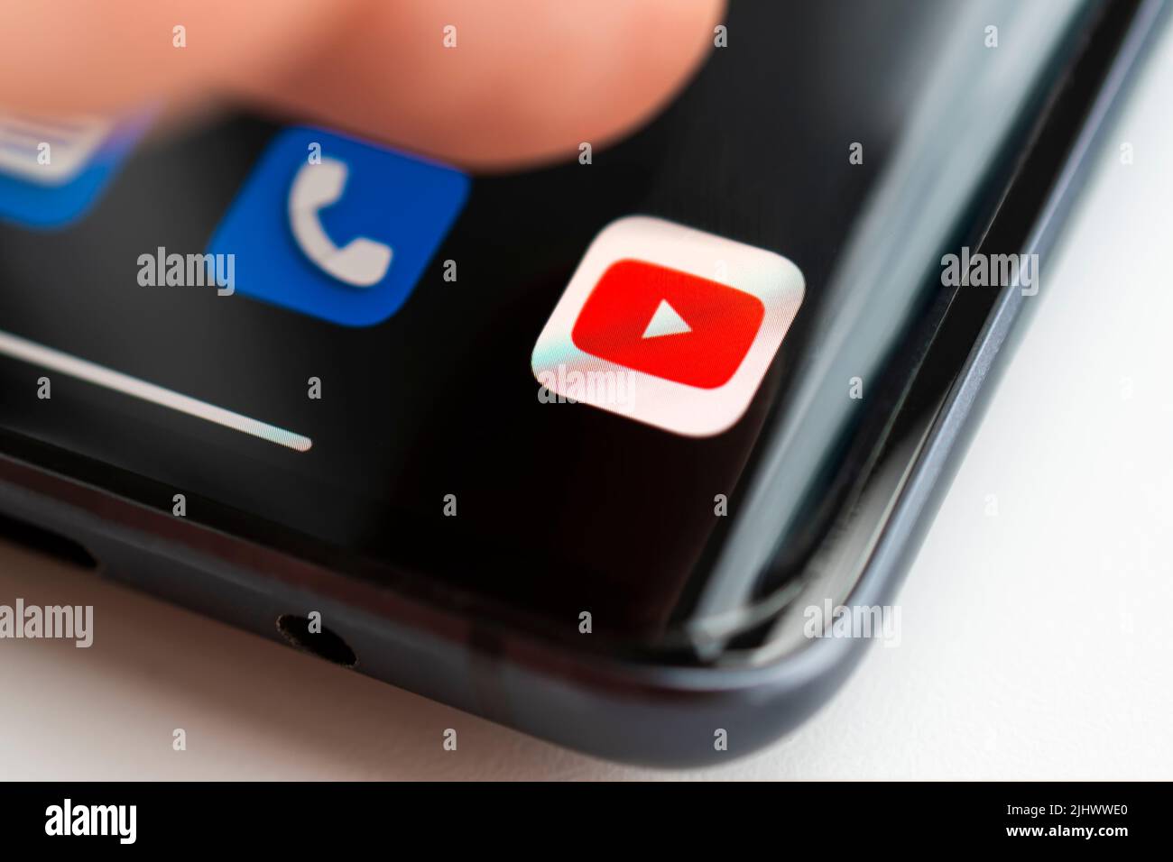 Il logo di youtube - un'applicazione popolare per la visione di video su uno smartphone. Barnaul. Russia 20 giugno 2022 Foto Stock