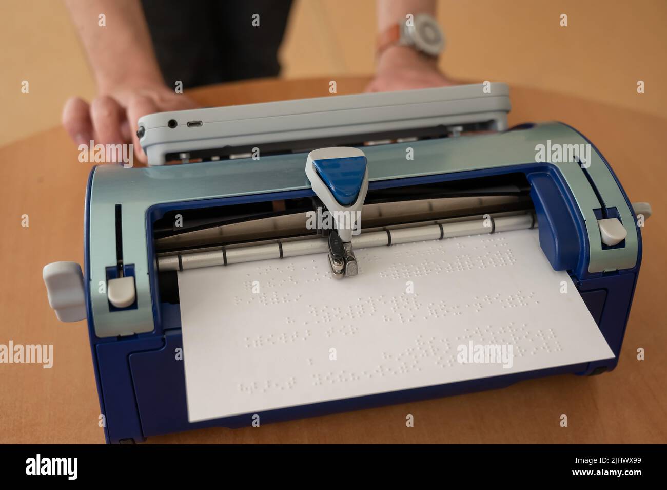 Uomo cieco che usa la macchina da scrivere braille. Foto Stock