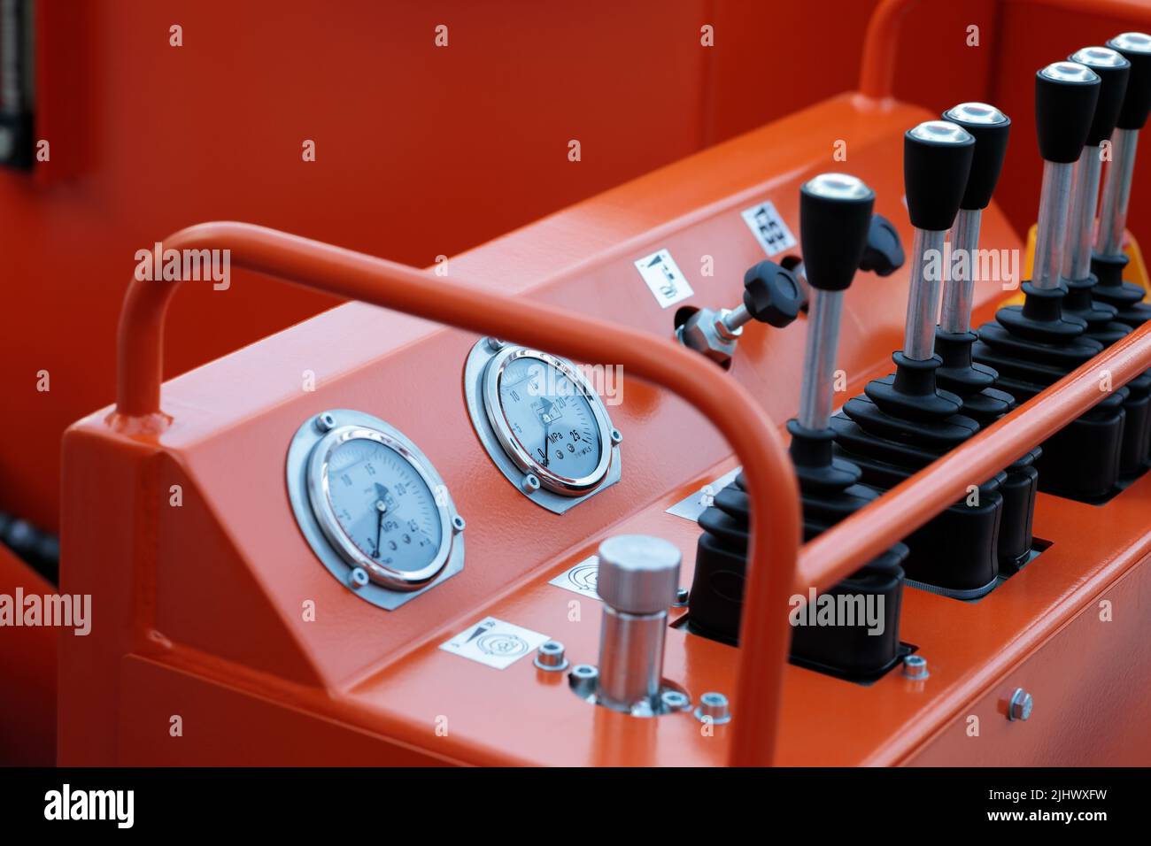 Bracci leva e indicatori su una console di comando. Messa a fuoco selettiva. Foto Stock