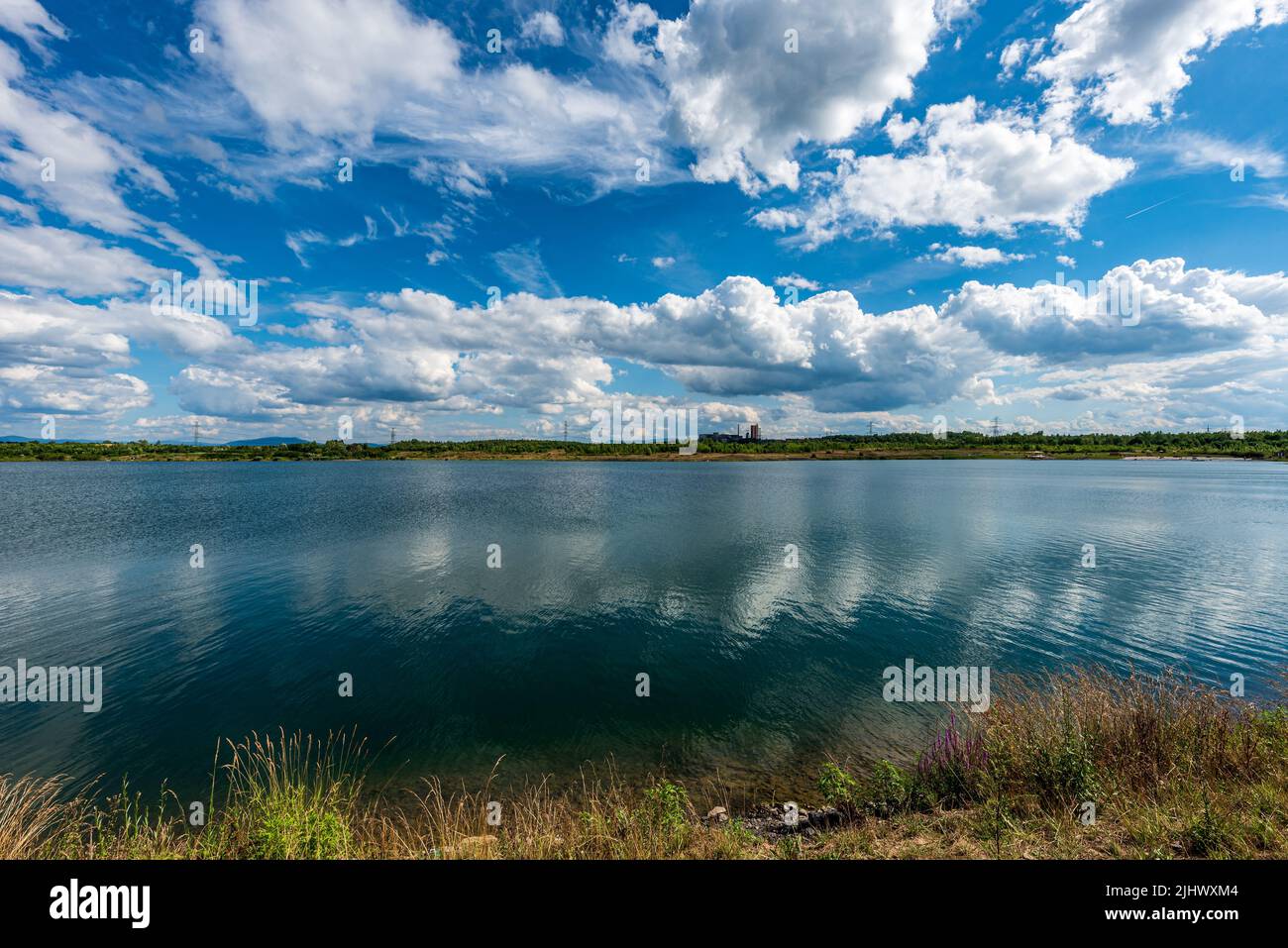 Karvinske più lago con Dul CSM e colline di Beskid montagne sullo sfondo vicino Karvina città in Repubblica Ceca durante la bella giornata estiva Foto Stock