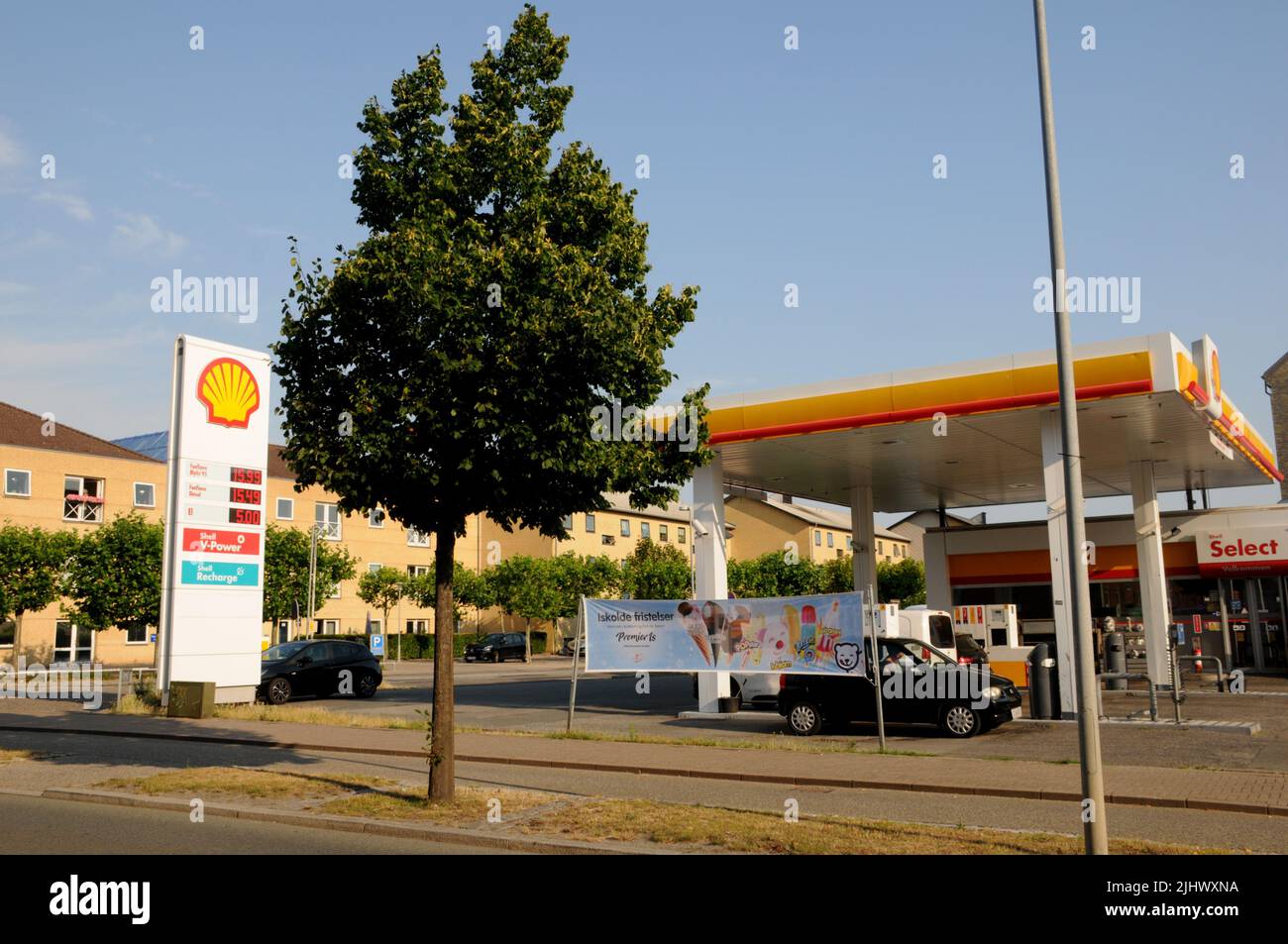 Kastrup/Copenhagen/Denmark/21 luglio 2022/Stazione di ricarica Shell benzina e Shell con benzina a prezzi elevati a bordo di una stazione di benzina sheel nella capitale danese. (Foto..Francis Dean/Dean Pictures) Foto Stock