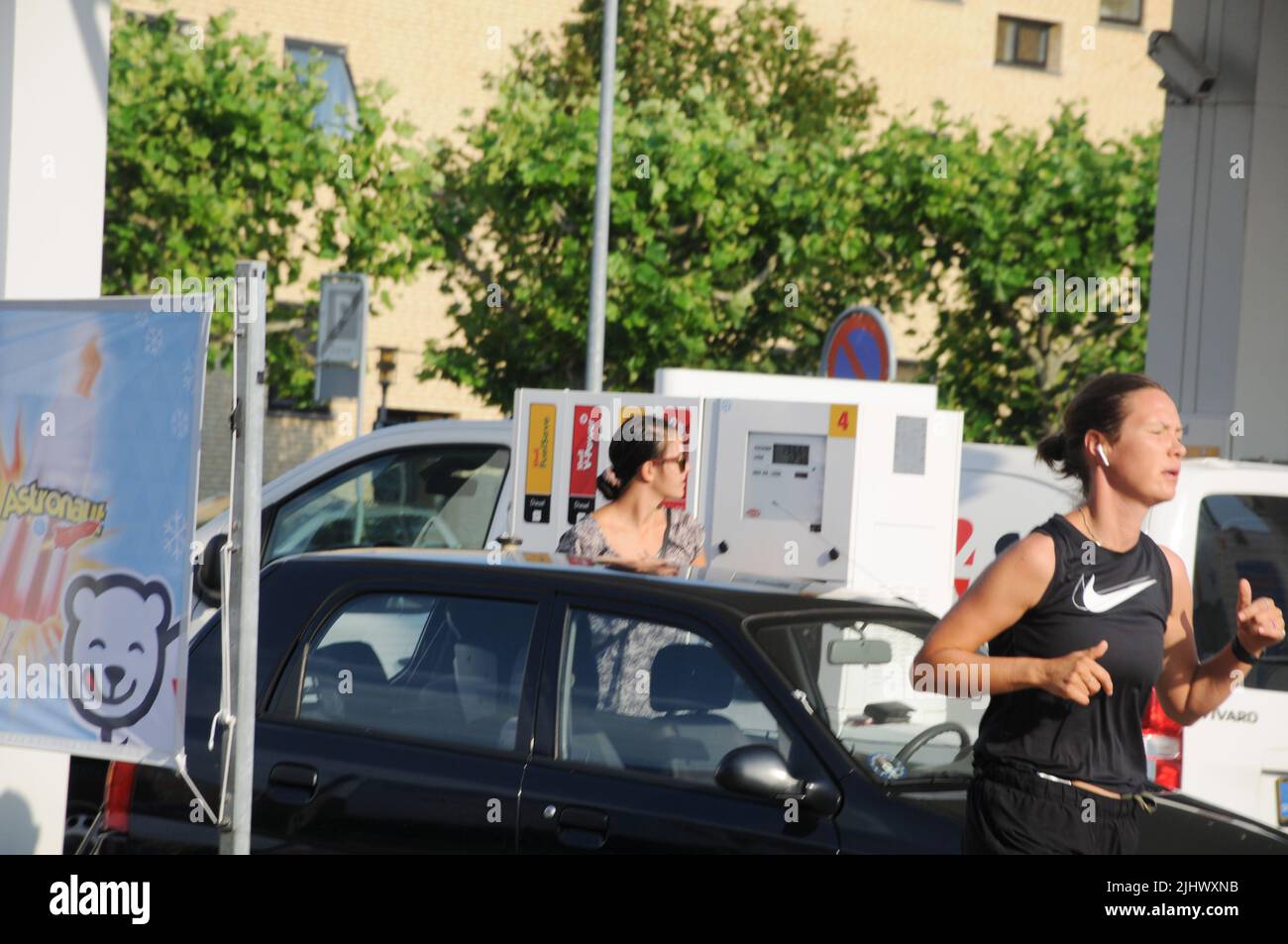 Kastrup/Copenhagen/Denmark/21 luglio 2022/Stazione di ricarica Shell benzina e Shell con benzina a prezzi elevati a bordo di una stazione di benzina sheel nella capitale danese. (Foto..Francis Dean/Dean Pictures) Foto Stock