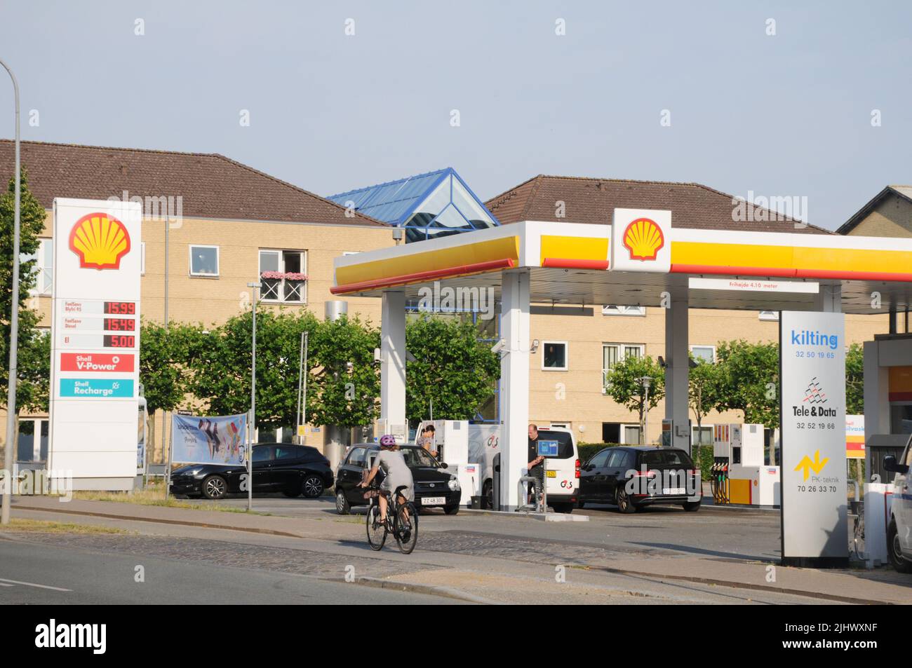 Kastrup/Copenhagen/Denmark/21 luglio 2022/Stazione di ricarica Shell benzina e Shell con benzina a prezzi elevati a bordo di una stazione di benzina sheel nella capitale danese. (Foto..Francis Dean/Dean Pictures) Foto Stock