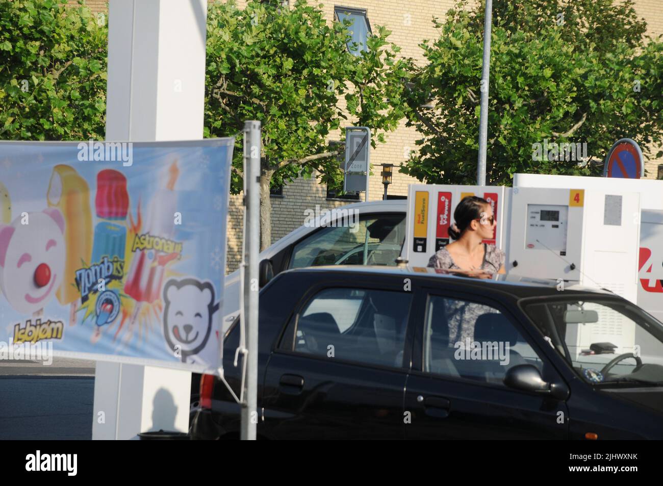 Kastrup/Copenhagen/Denmark/21 luglio 2022/Stazione di ricarica Shell benzina e Shell con benzina a prezzi elevati a bordo di una stazione di benzina sheel nella capitale danese. (Foto..Francis Dean/Dean Pictures) Foto Stock