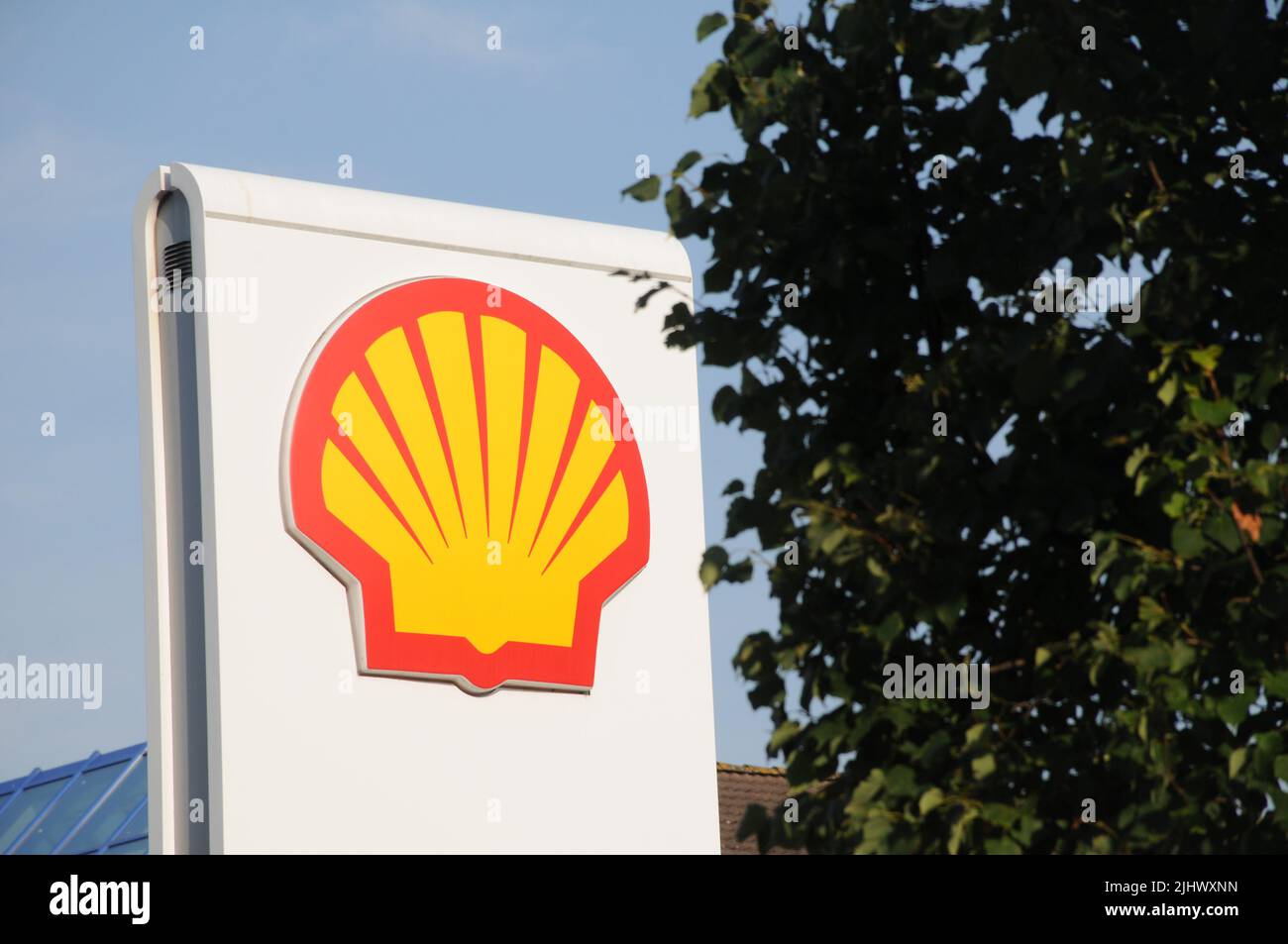 Kastrup/Copenhagen/Denmark/21 luglio 2022/Stazione di ricarica Shell benzina e Shell con benzina a prezzi elevati a bordo di una stazione di benzina sheel nella capitale danese. (Foto..Francis Dean/Dean Pictures) Foto Stock
