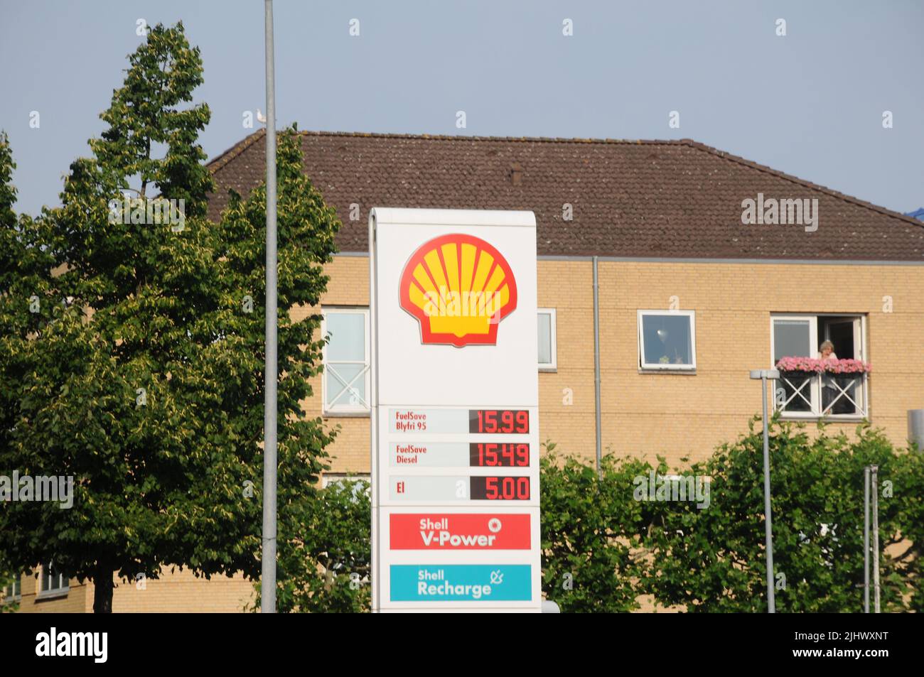 Kastrup/Copenhagen/Denmark/21 luglio 2022/Stazione di ricarica Shell benzina e Shell con benzina a prezzi elevati a bordo di una stazione di benzina sheel nella capitale danese. (Foto..Francis Dean/Dean Pictures) Foto Stock