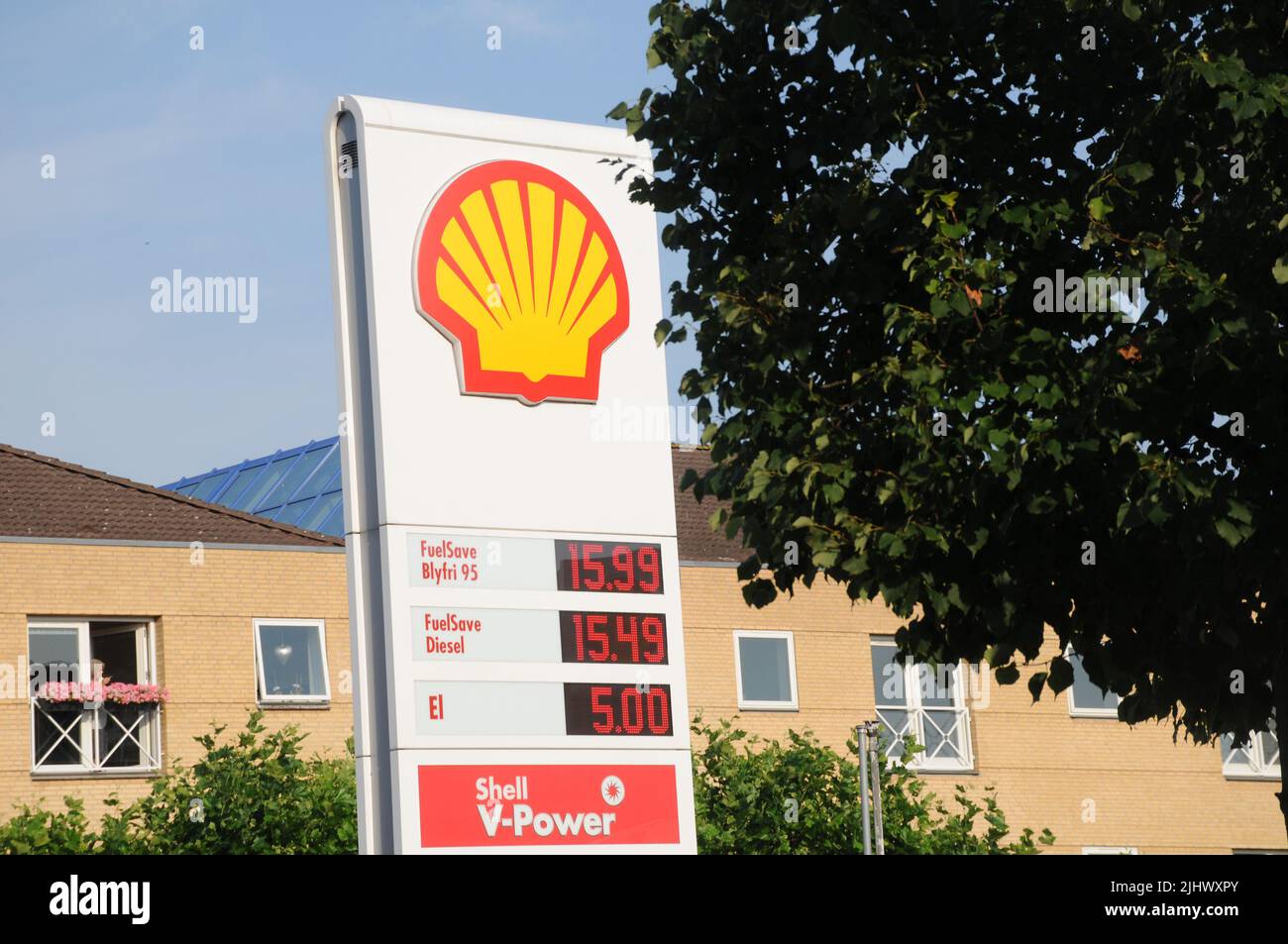 Kastrup/Copenhagen/Denmark/21 luglio 2022/Stazione di ricarica Shell benzina e Shell con benzina a prezzi elevati a bordo di una stazione di benzina sheel nella capitale danese. (Foto..Francis Dean/Dean Pictures) Foto Stock