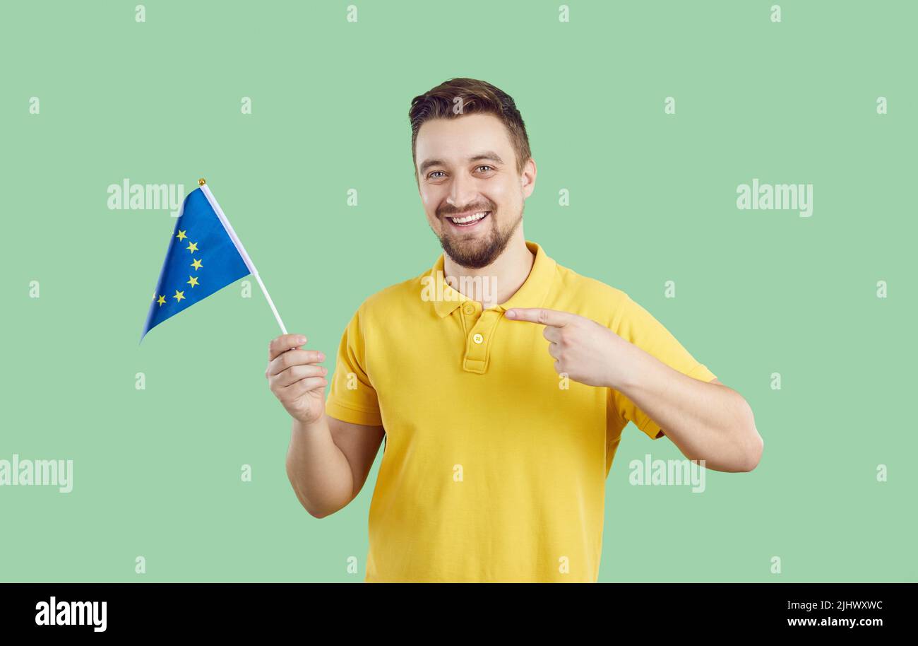 L'uomo sorridente punta alla bandiera dell'Unione europea Foto Stock