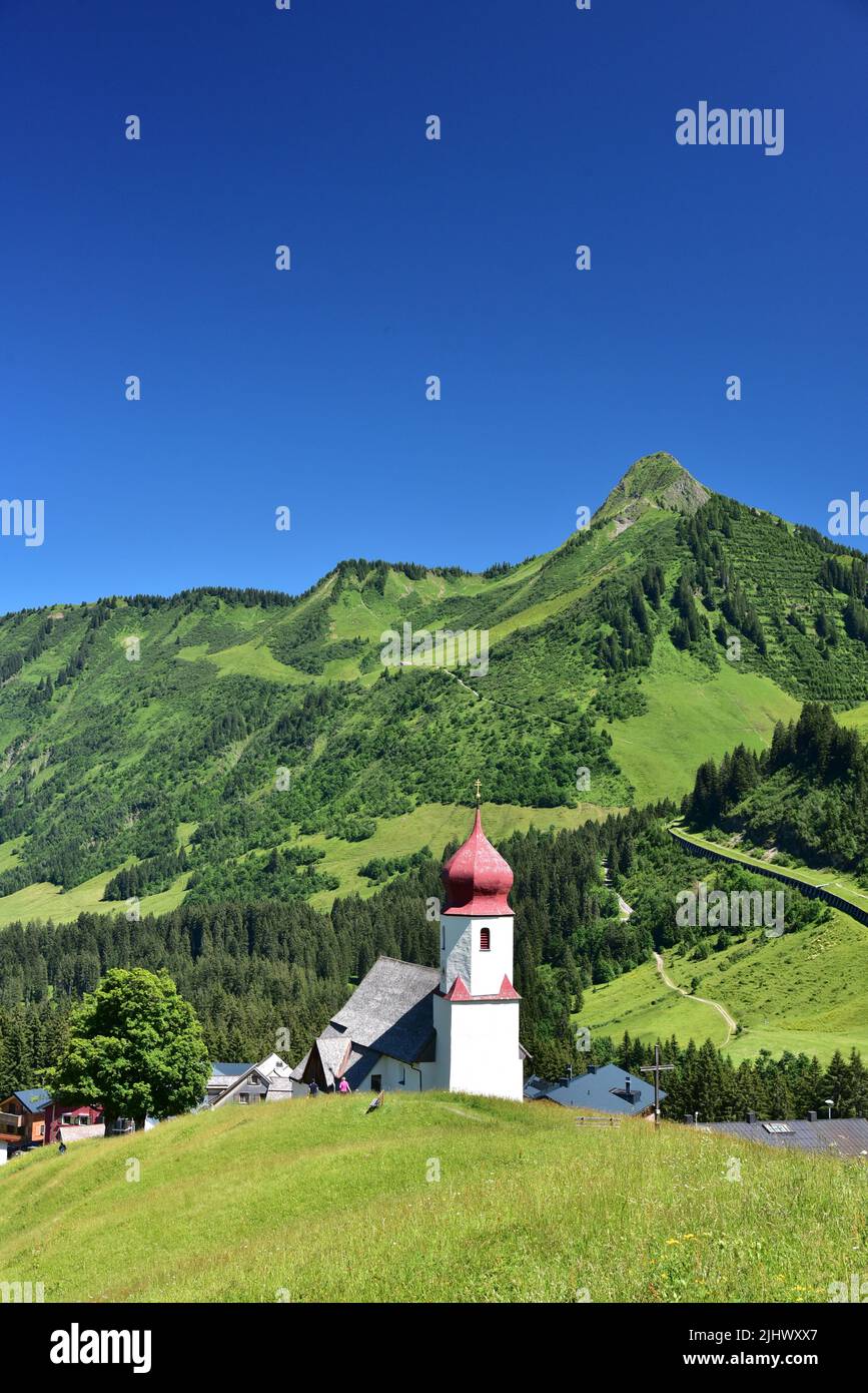 La chiesa del villaggio di San Nicola a Damüls, nella foresta di Bregenz, sullo sfondo il Zafernhorn (2107 m), Vorarlberg, Austria, Europa Foto Stock