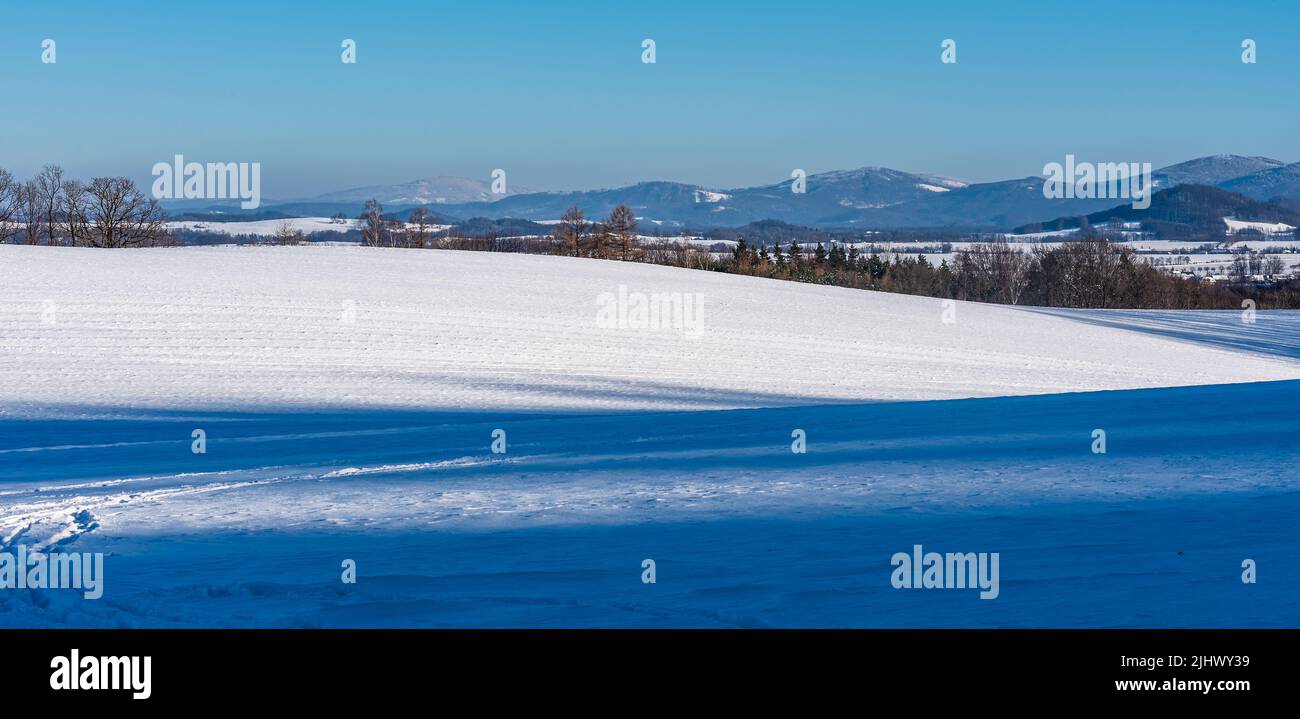 Vista dalla collina di Pisecny vrch sulla città di Javornik nella repubblica Ceca durante la gelida giornata invernale con cielo stellato Foto Stock