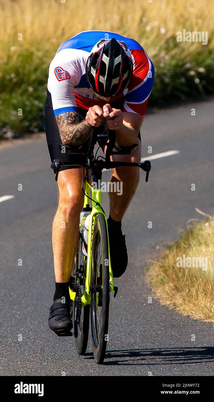 Ciclista in posizione di ripiegamento con avambracci poggiati su supporti per barra aerodinamica Foto Stock