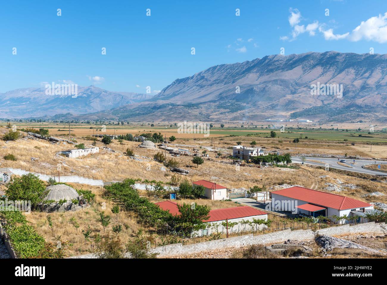 Jorgucat, Albania - 10 settembre 2021: Paesaggio con bunker militari in cemento in Albania. I bunker furono costruiti durante la guerra fredda dal comm Foto Stock
