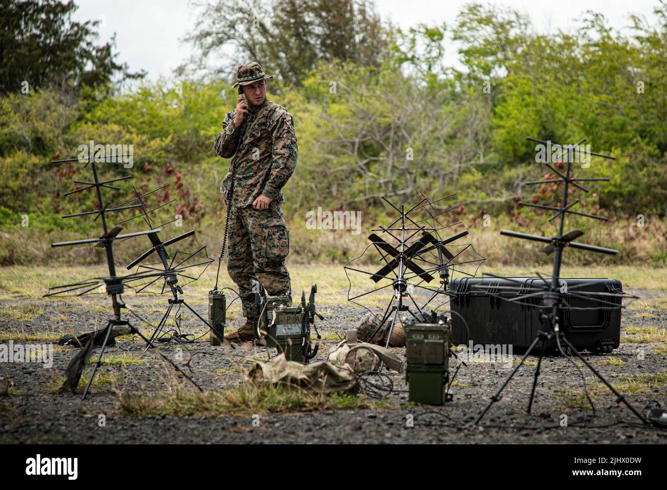 15 luglio 2022 - Marine Corps Training Area bello, Hawaii, USA - U.S. Marine Corps CPL. Jonathan Wise, radio operator with Communications Company, 3rd Marine Littoral Regiment (MLR), 3rd Marine Division, ha istituito più linee di comunicazione presso Marine Corps Training Area Bellows, Hawaii, 15 luglio 2022. 3D MLR stabilì uno dei tre nodi di comando durante Rim of the Pacific (RIMPAC) 2022. Ventisei nazioni, 38 navi, quattro sottomarini, più di 170 aerei e 25.000 persone partecipano a RIMPAC dal 29 giugno al 4 agosto nelle isole Hawaiane e nella California meridionale. Il worl Foto Stock