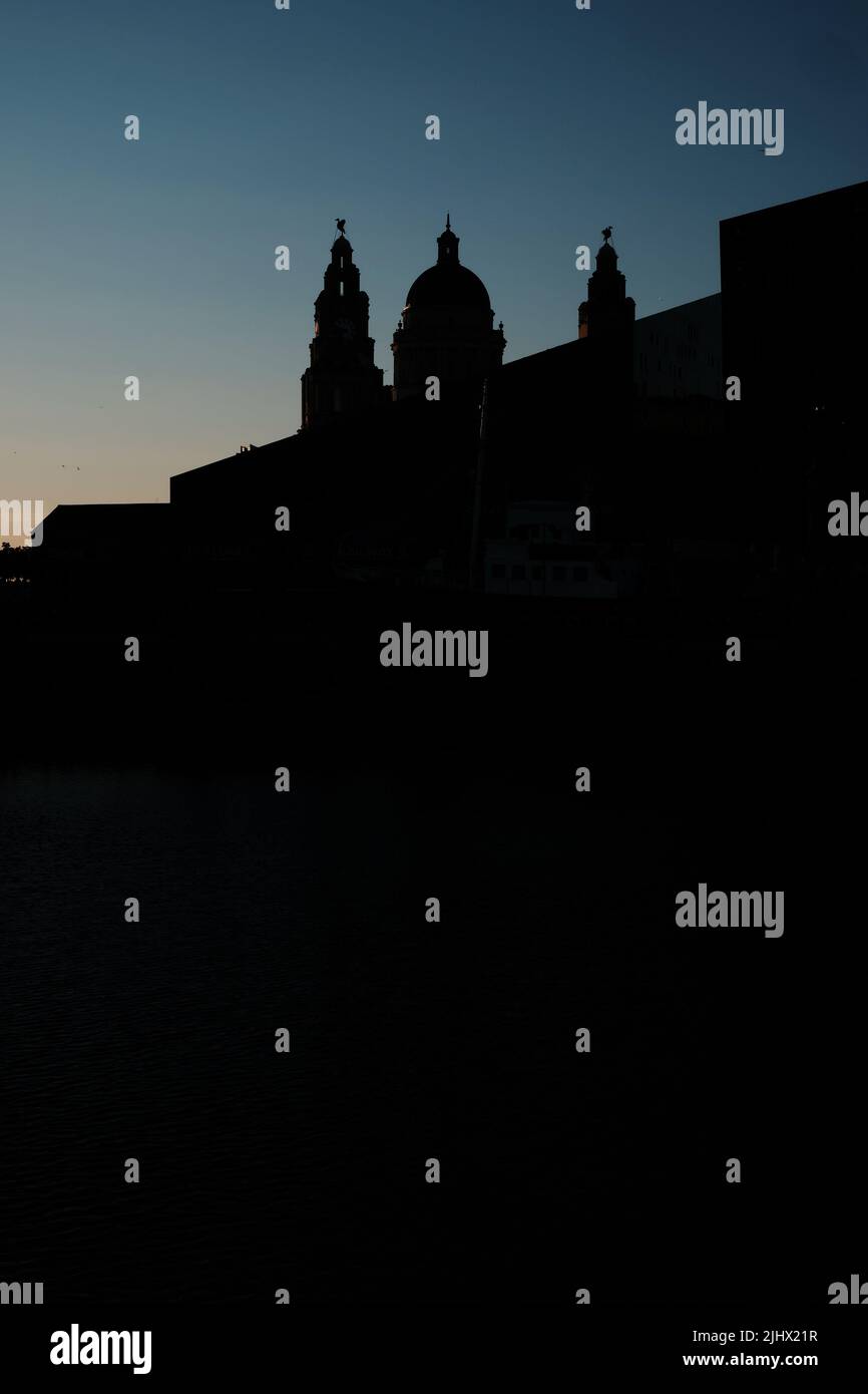 Il Royal Liver Building in Silhouette Foto Stock