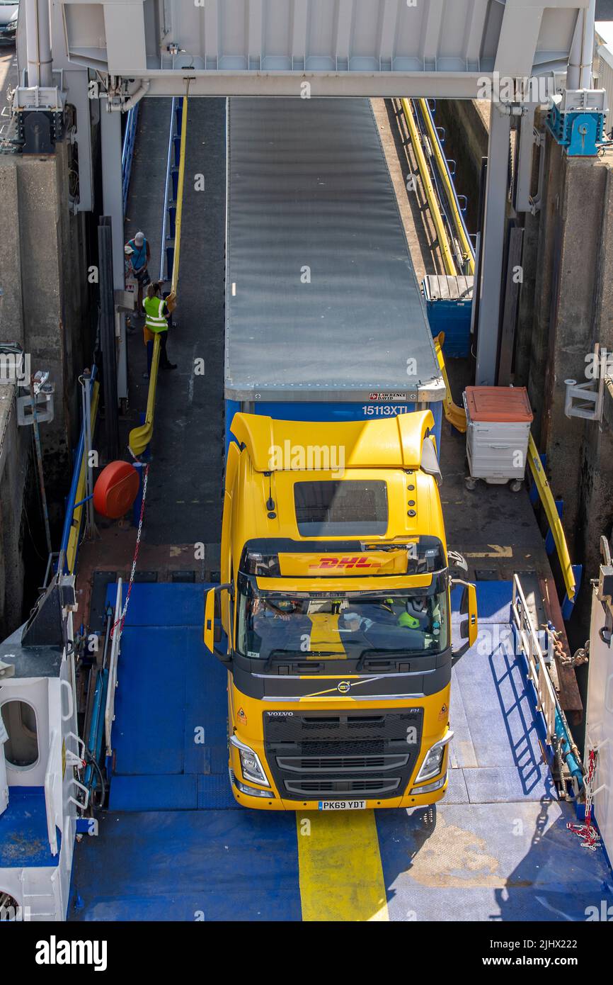 autocarro articolato che guida su un traghetto roll on roll off presso l'isola wightlink del terminal dei traghetti wight a portsmouth, caricando grandi autocarri sul traghetto. Foto Stock