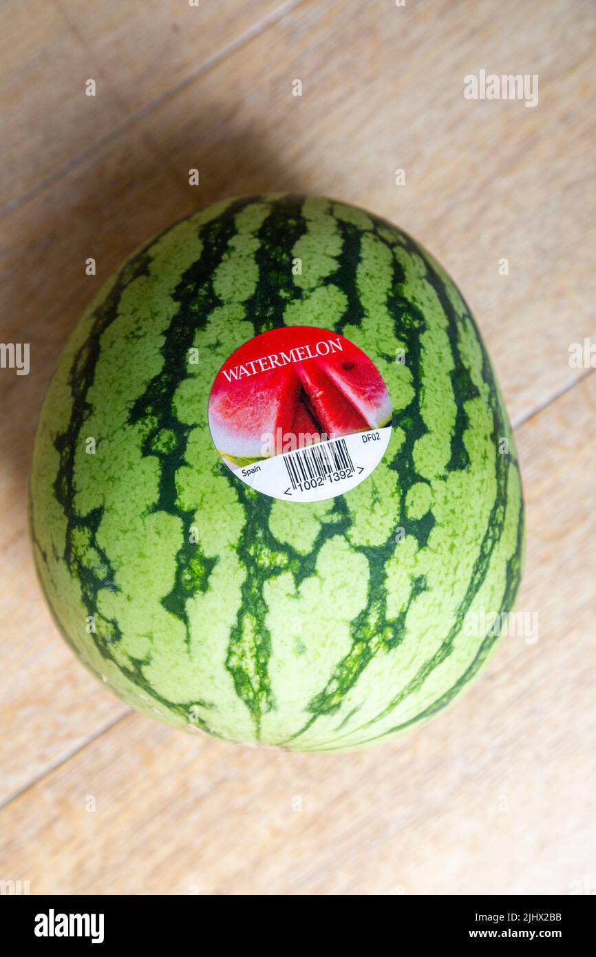 Prodotto a base di frutti di cocomero dalla Spagna con etichetta codice a barre del negozio, Regno Unito Foto Stock