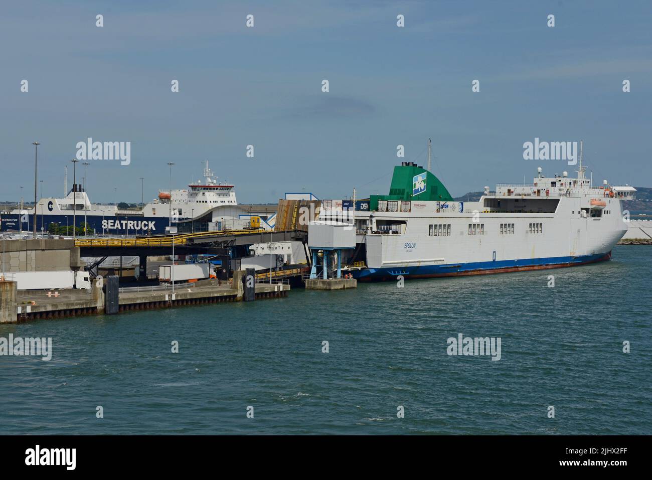 Irish Ferries nave MS Epsilon carico nel porto di Dublino, Irlanda, luglio 2022 Foto Stock