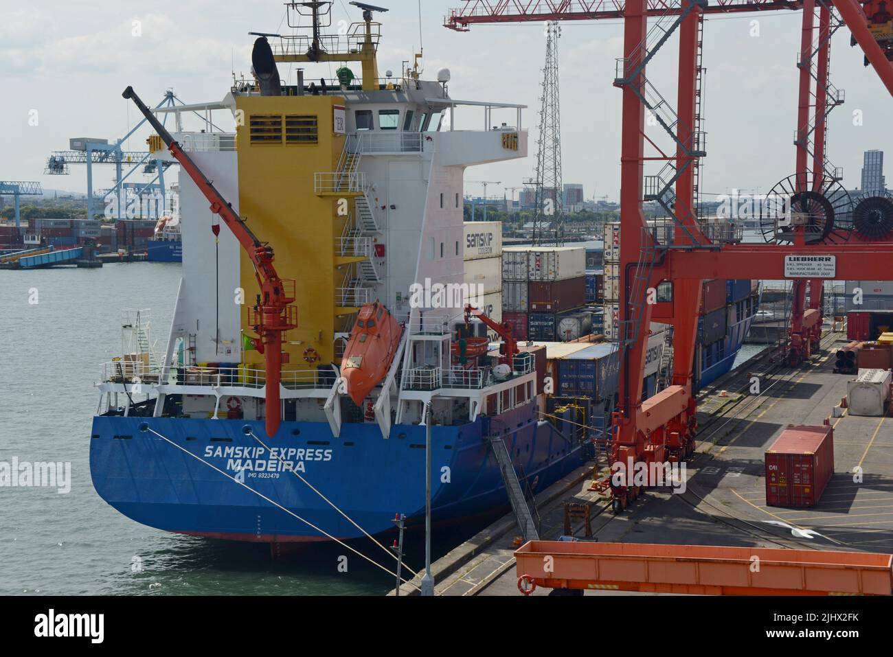 Samskip Express in fase di scarico con gru nel porto di Dublino, Irlanda, luglio 2022 Foto Stock