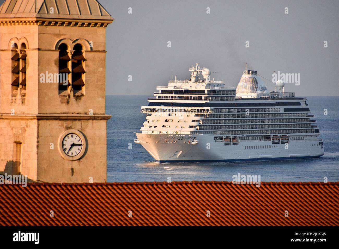 Marsiglia, Francia. 21st luglio 2022. La nave da crociera Seven Seas Explorer arriva al porto francese mediterraneo di Marsiglia. Credit: SOPA Images Limited/Alamy Live News Foto Stock