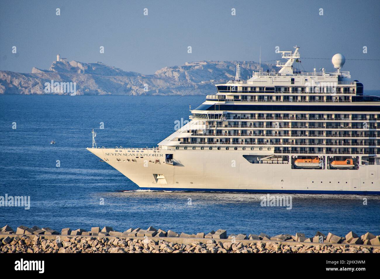 Marsiglia, Francia. 21st luglio 2022. La nave da crociera Seven Seas Explorer arriva al porto francese mediterraneo di Marsiglia. (Foto di Gerard Bottino/SOPA Images/Sipa USA) Credit: Sipa USA/Alamy Live News Foto Stock