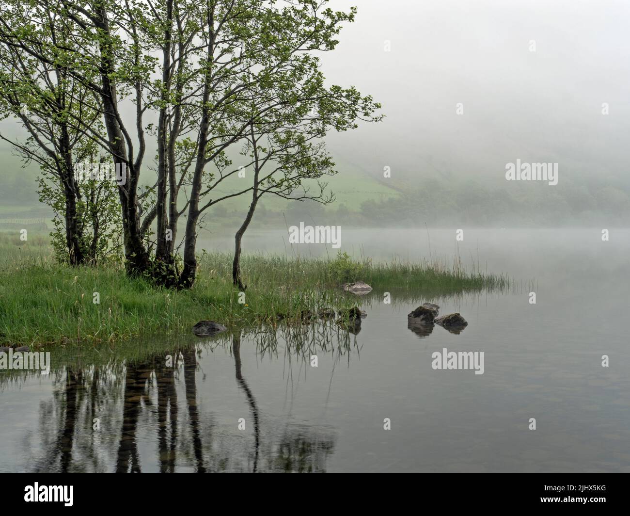 Vista sul lago di Brotherswater in una mattinata di nebbia, Cumbria, Inghilterra Foto Stock