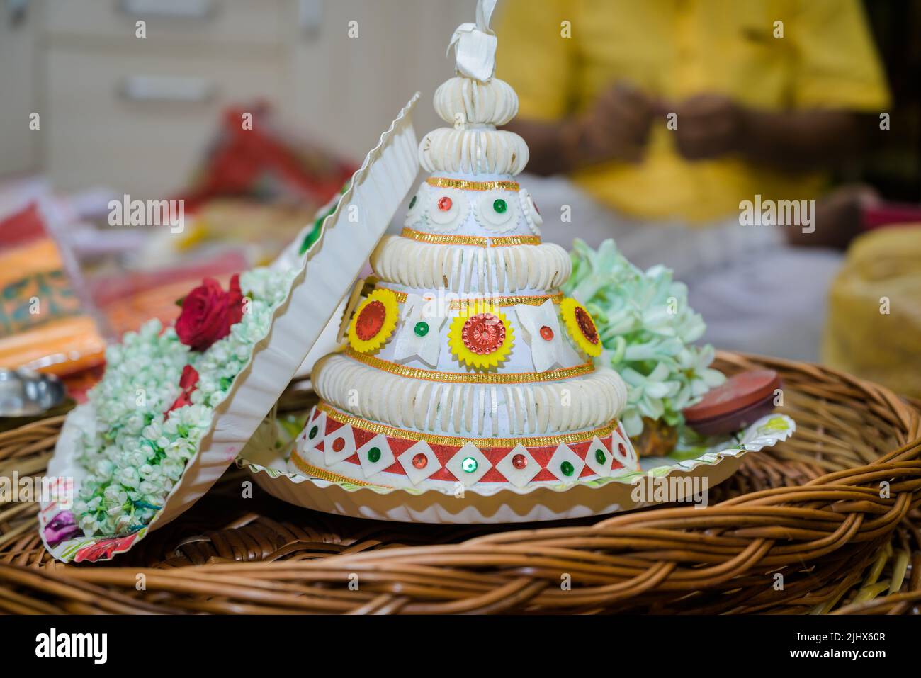 Un topor è un tipo di copricapo conico tradizionalmente indossato dalle spose come parte della cerimonia nuziale indù bengalese. Foto Stock