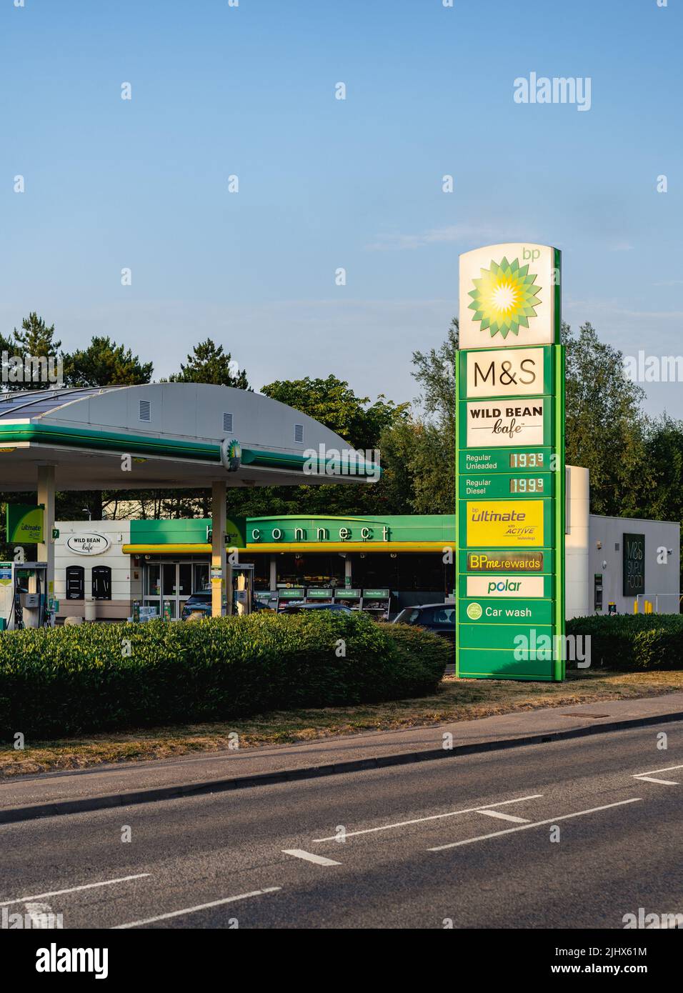 Newbury, Regno Unito - Luglio 2022: Stazione di benzina BP che mostra alto Regno Unito prezzo carburante segno ritratto Foto Stock