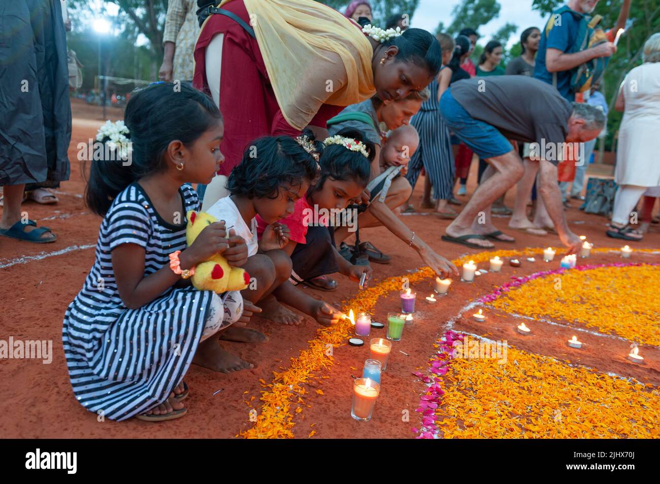 Auroville, India - 16th luglio 2022: La comunità di fortuna e la condivisione sociale a sostegno dei gruppi di lavoro dell'Assemblea dei residenti, che è sotto int Foto Stock