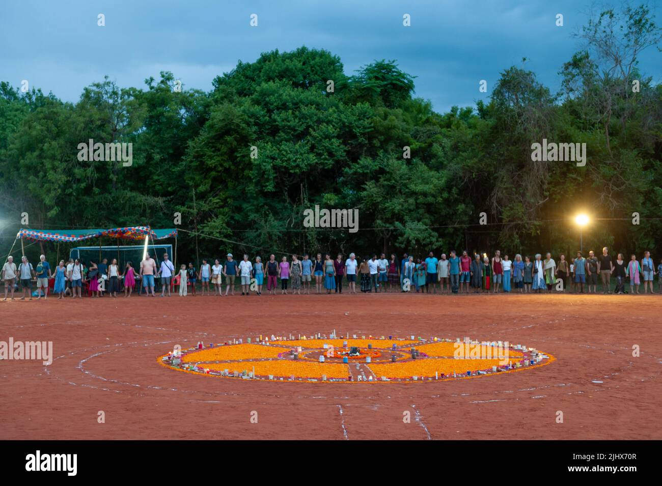 Auroville, India - 16th luglio 2022: La comunità di fortuna e la condivisione sociale a sostegno dei gruppi di lavoro dell'Assemblea dei residenti, che è sotto int Foto Stock