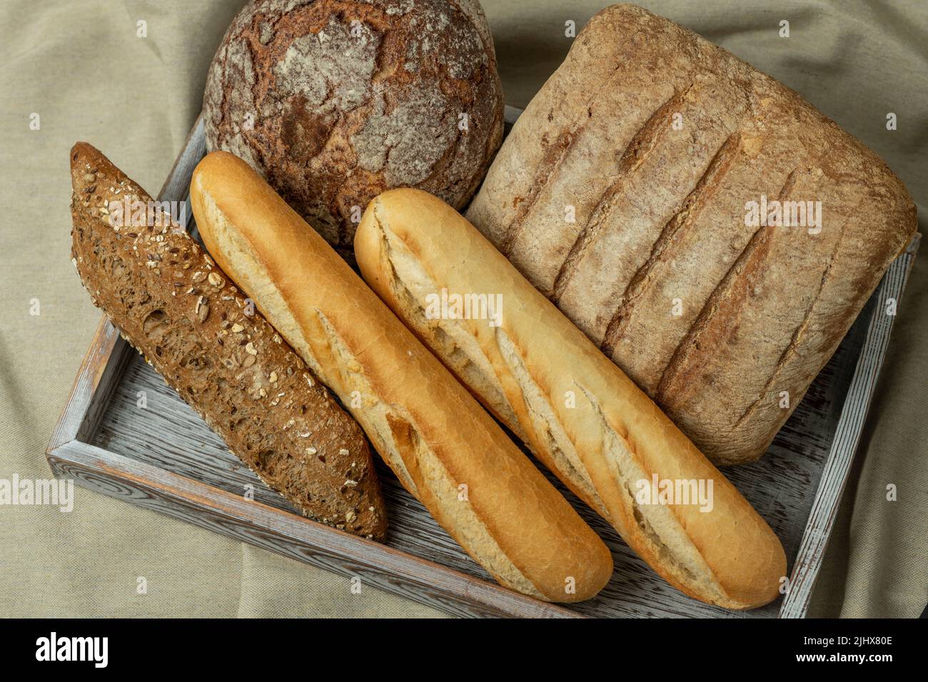 Pane di pasta madre in un vassoio rustico, fatto a mano appena cotto - foto di scorta Foto Stock